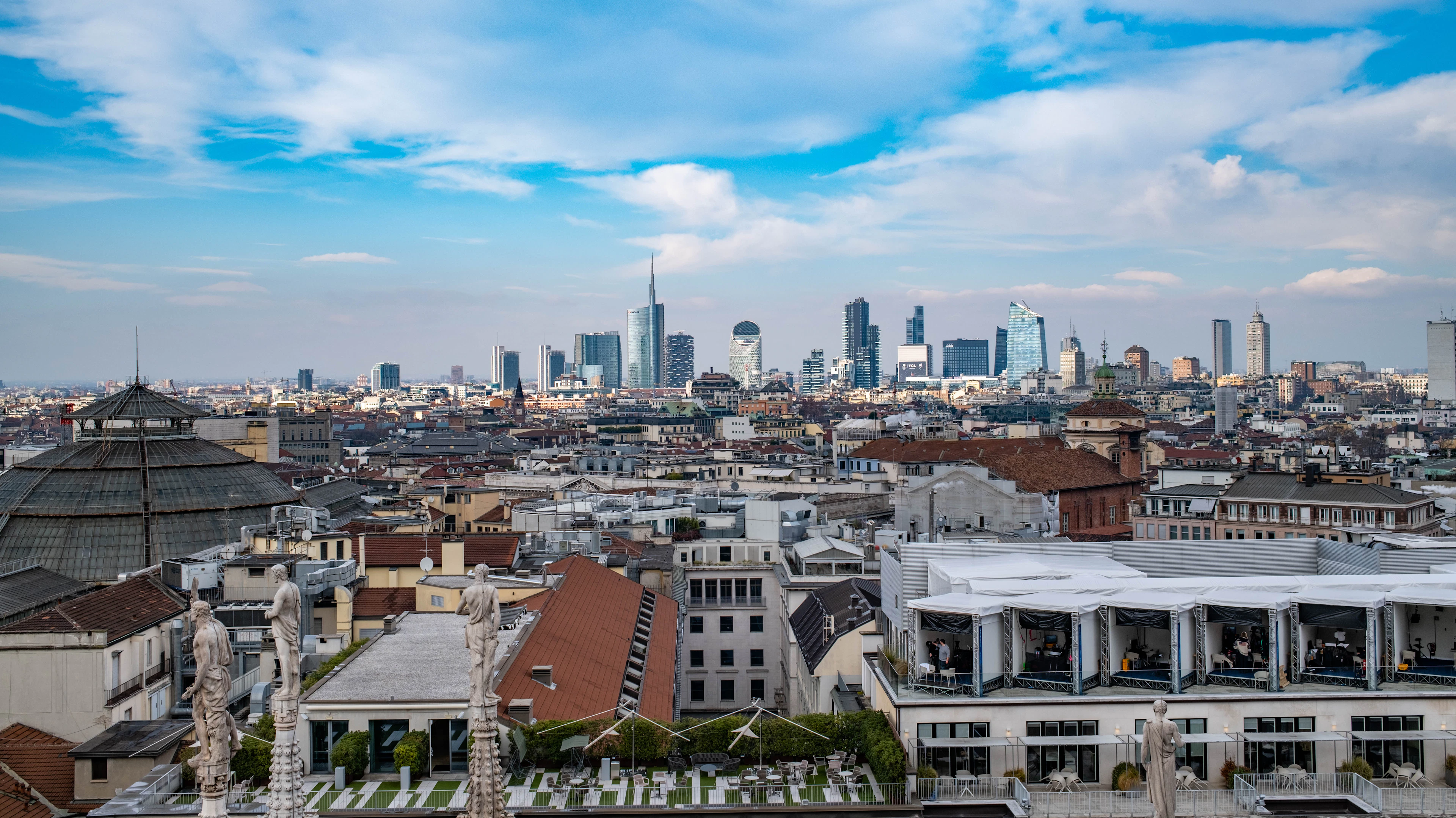 Skyline di Milano con i grattacieli di Porta Nuova visti dai tetti del centro