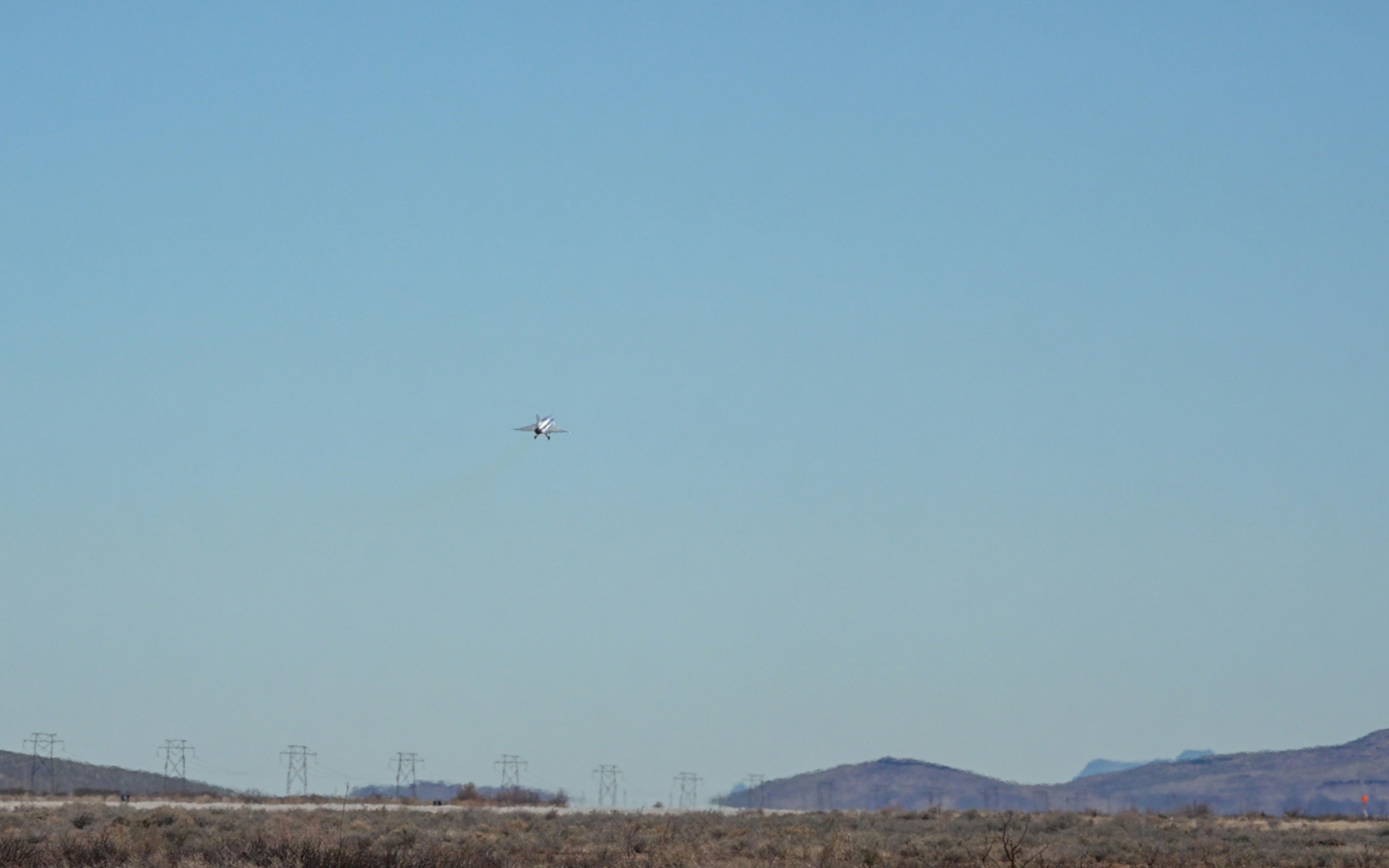 Kleines Flugzeug, das an einem klaren blauen Himmel fliegt.
