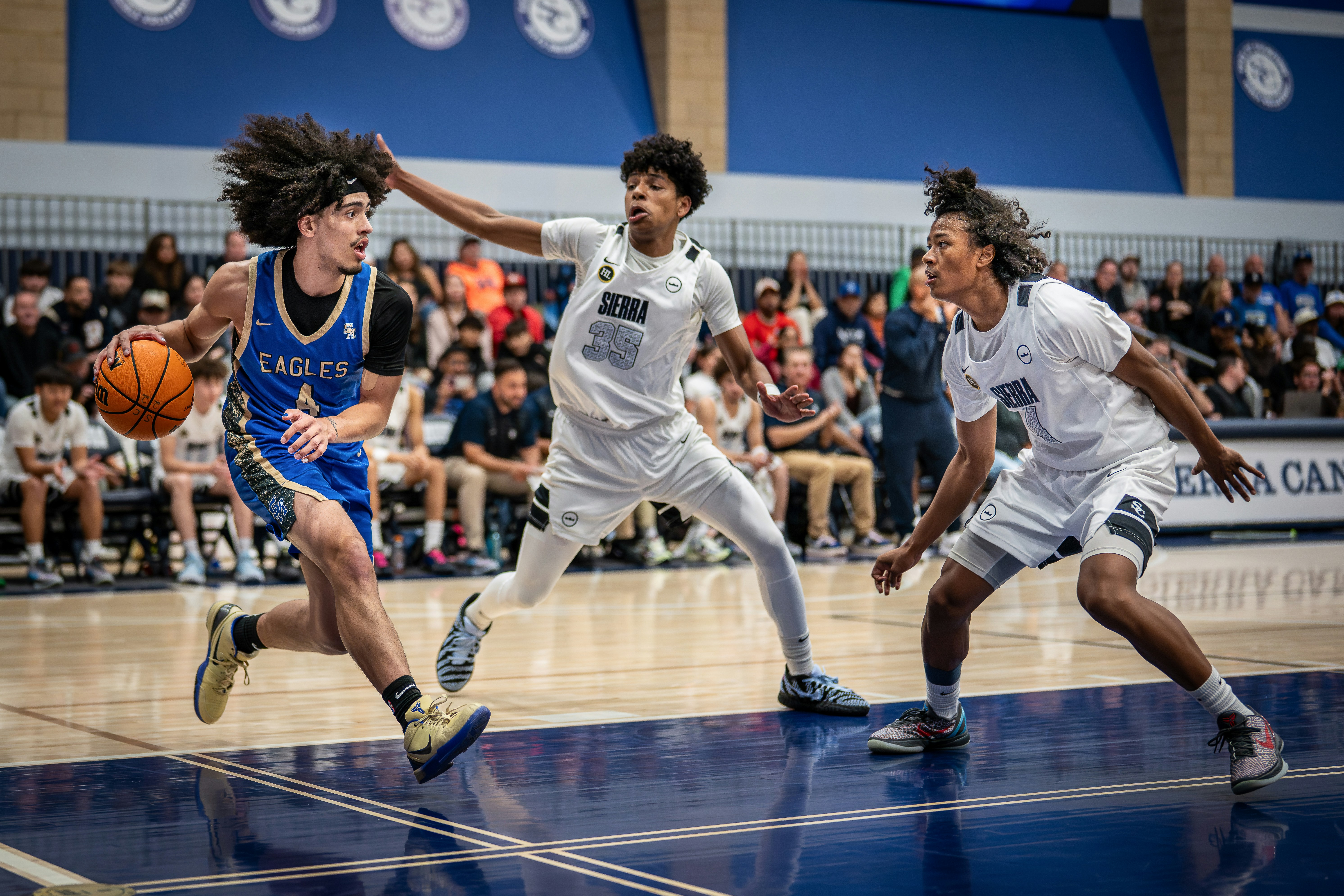 Jugadores de baloncesto lanzados en transición hacia el aro rival