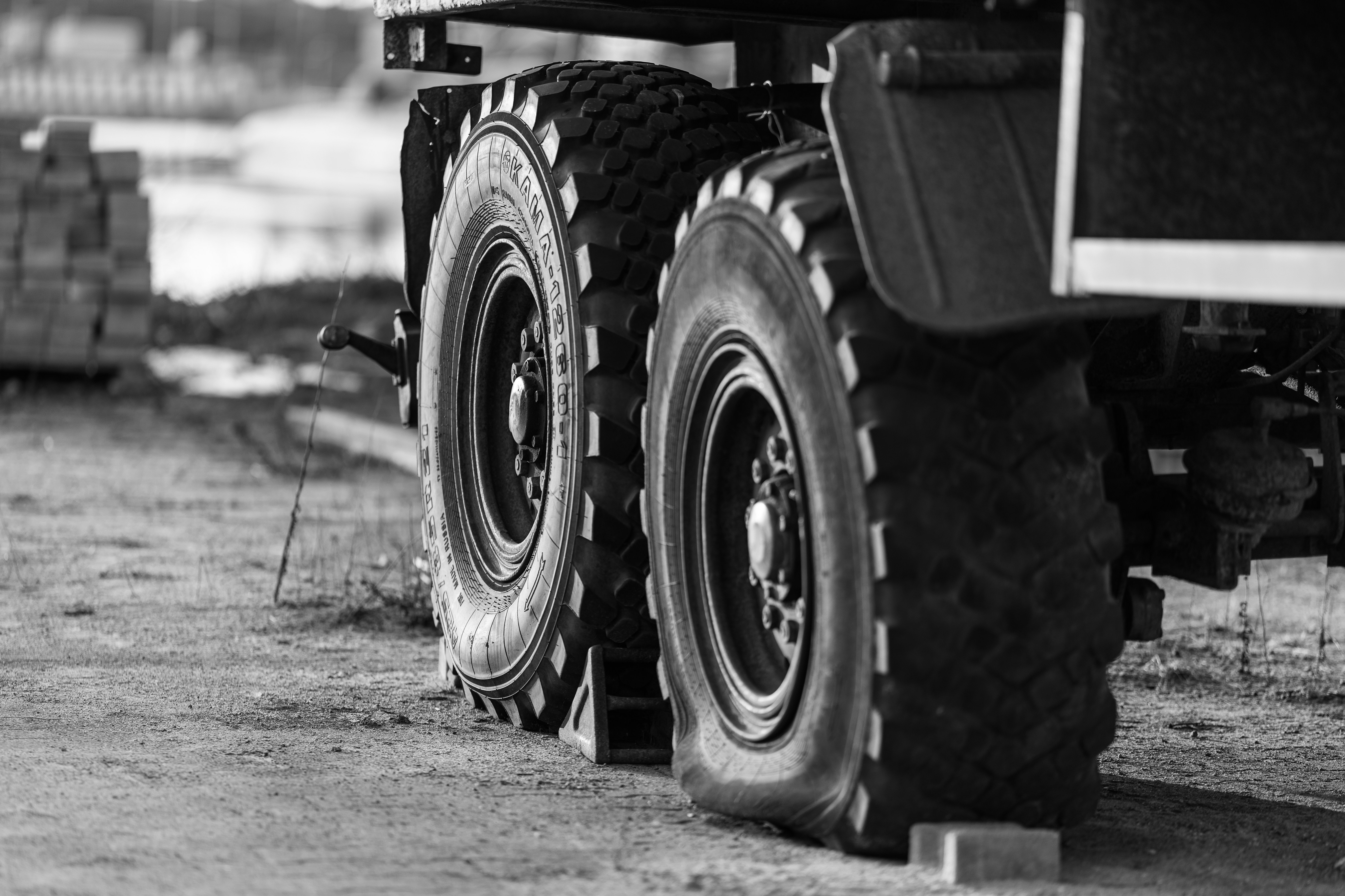 Dos neumáticos grandes de camión en un camino de tierra