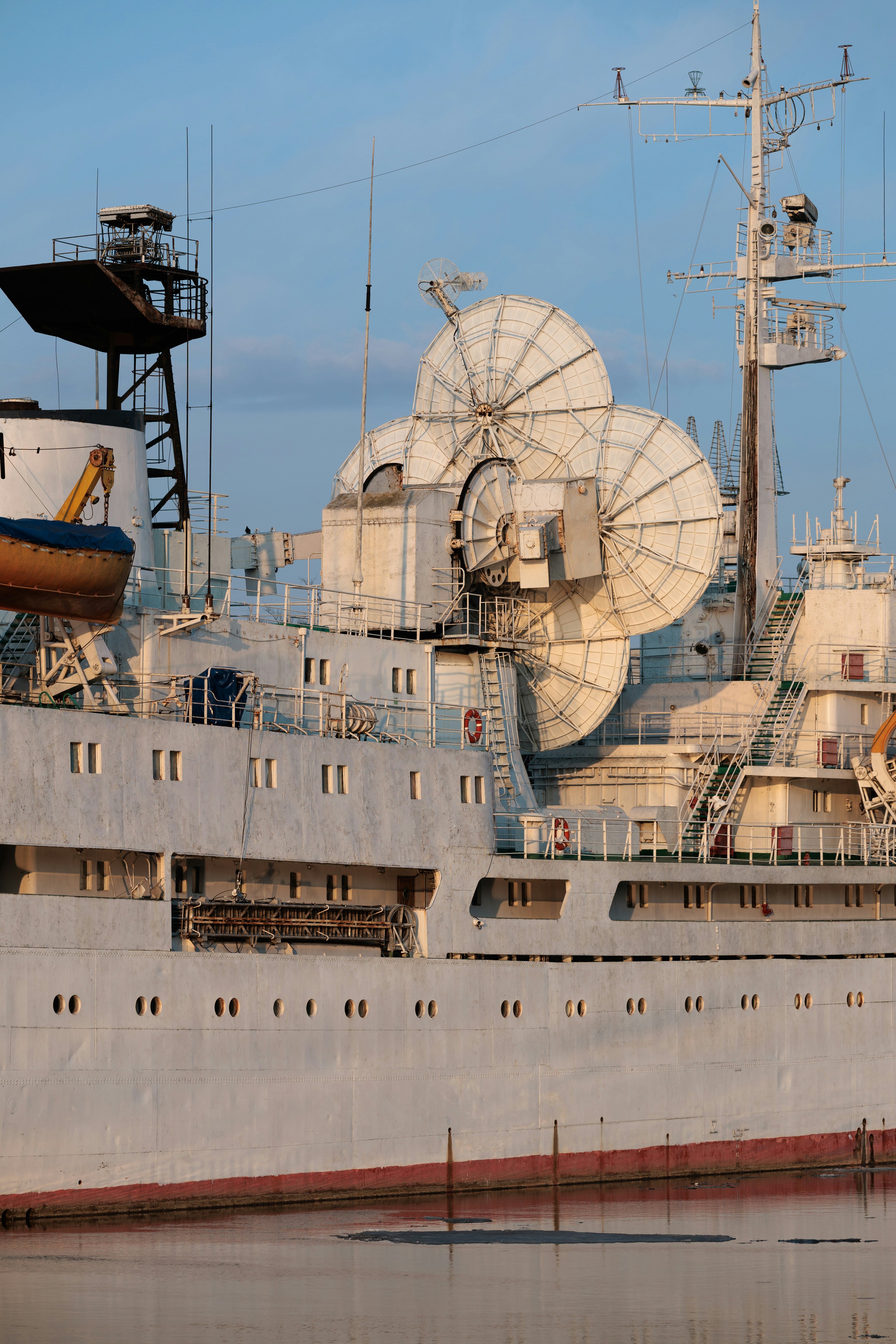 Grande nave con più parabole satellitari attraccata in mare
