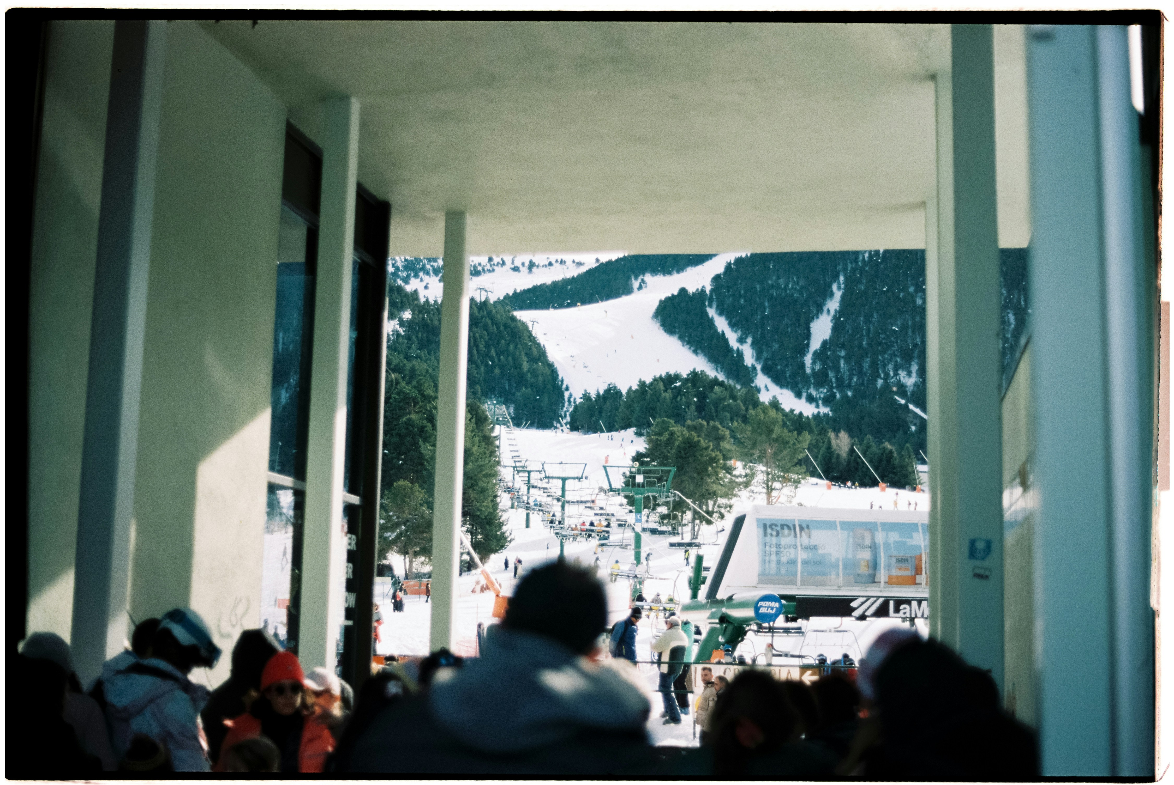 Vista de una pista de esquí desde el interior de un edificio