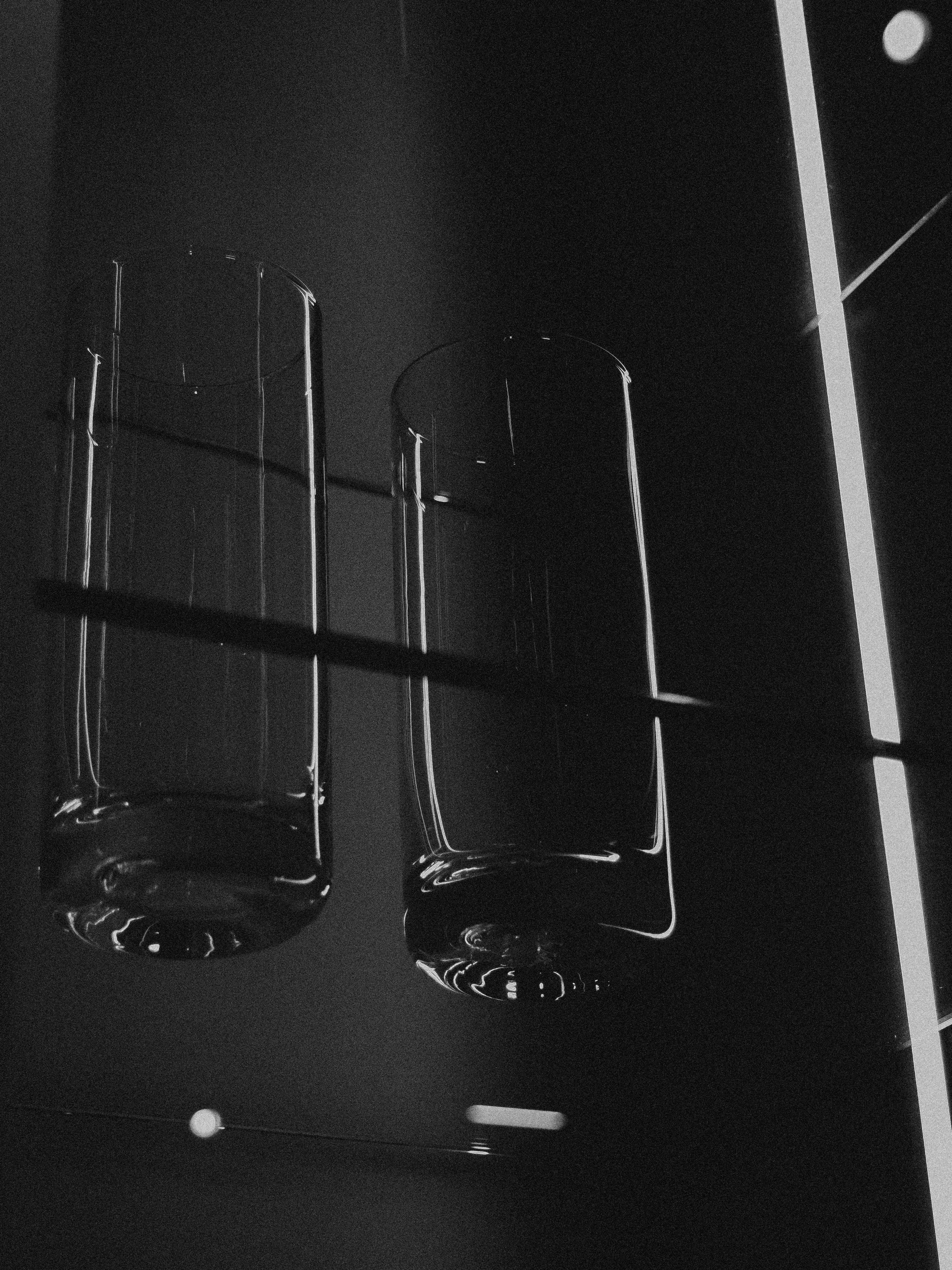 棚に空のグラスが二つ