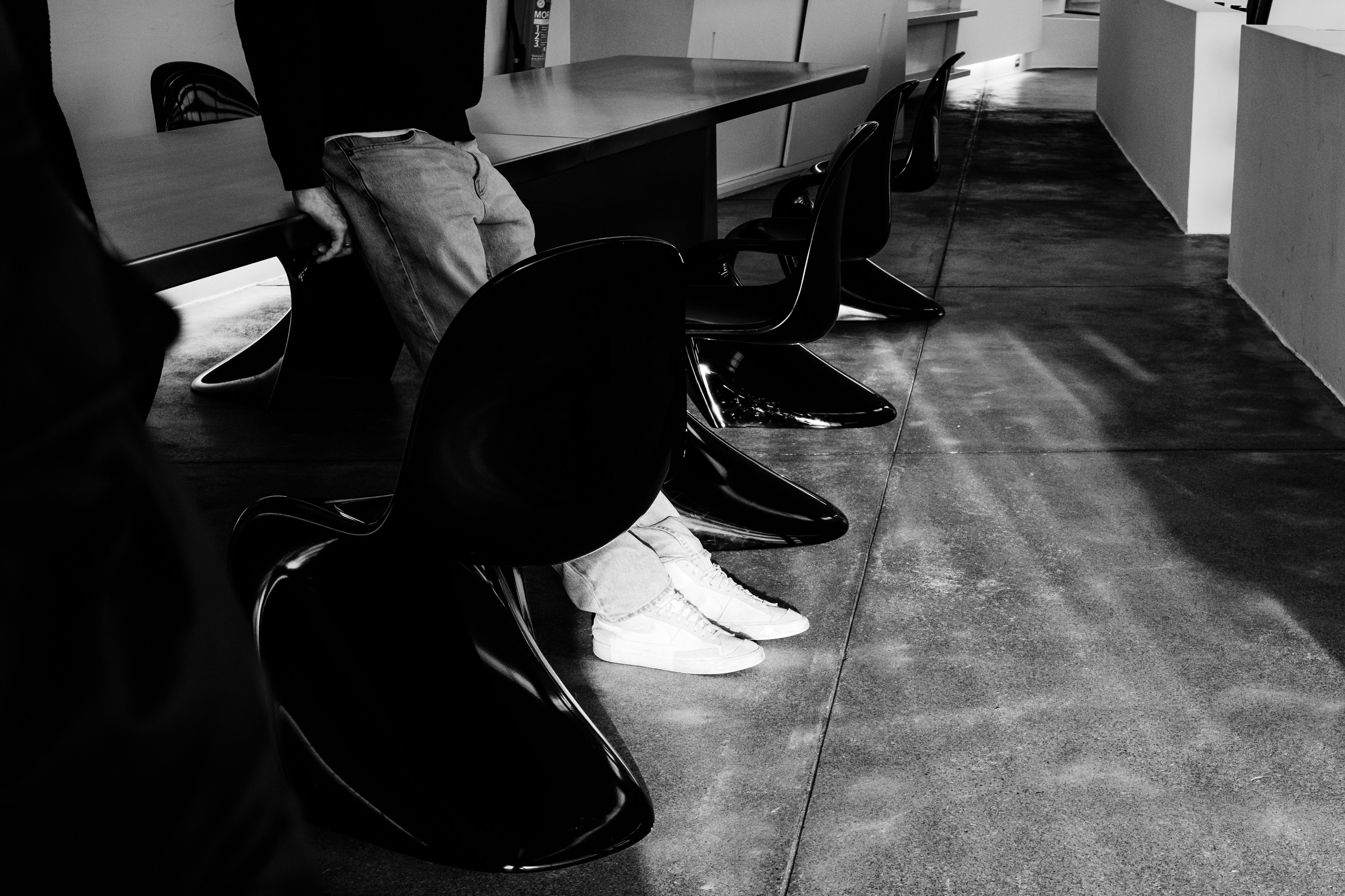 Des personnes assises dans un bureau moderne