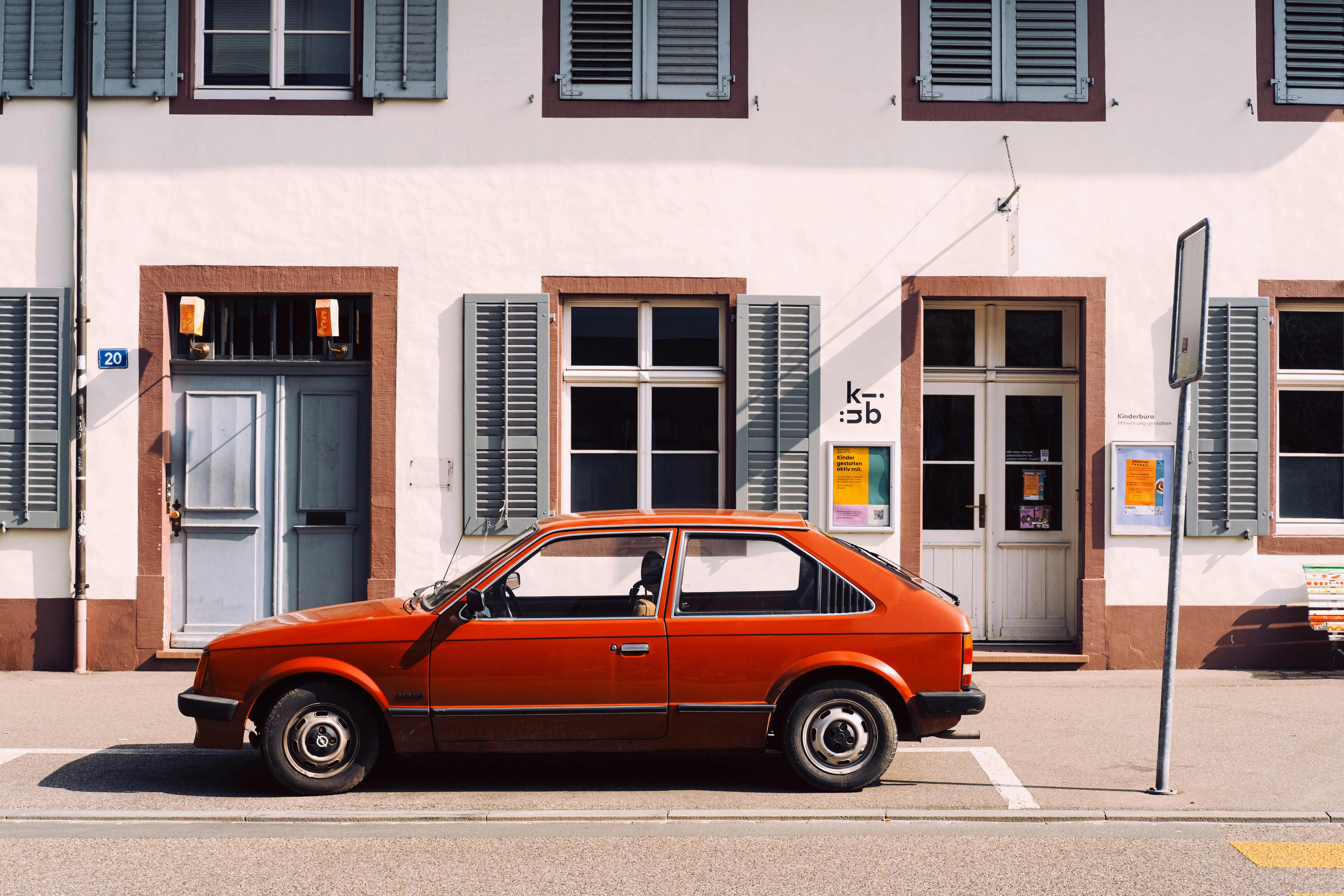 Red vintage car parked in front of a building - 相关推荐