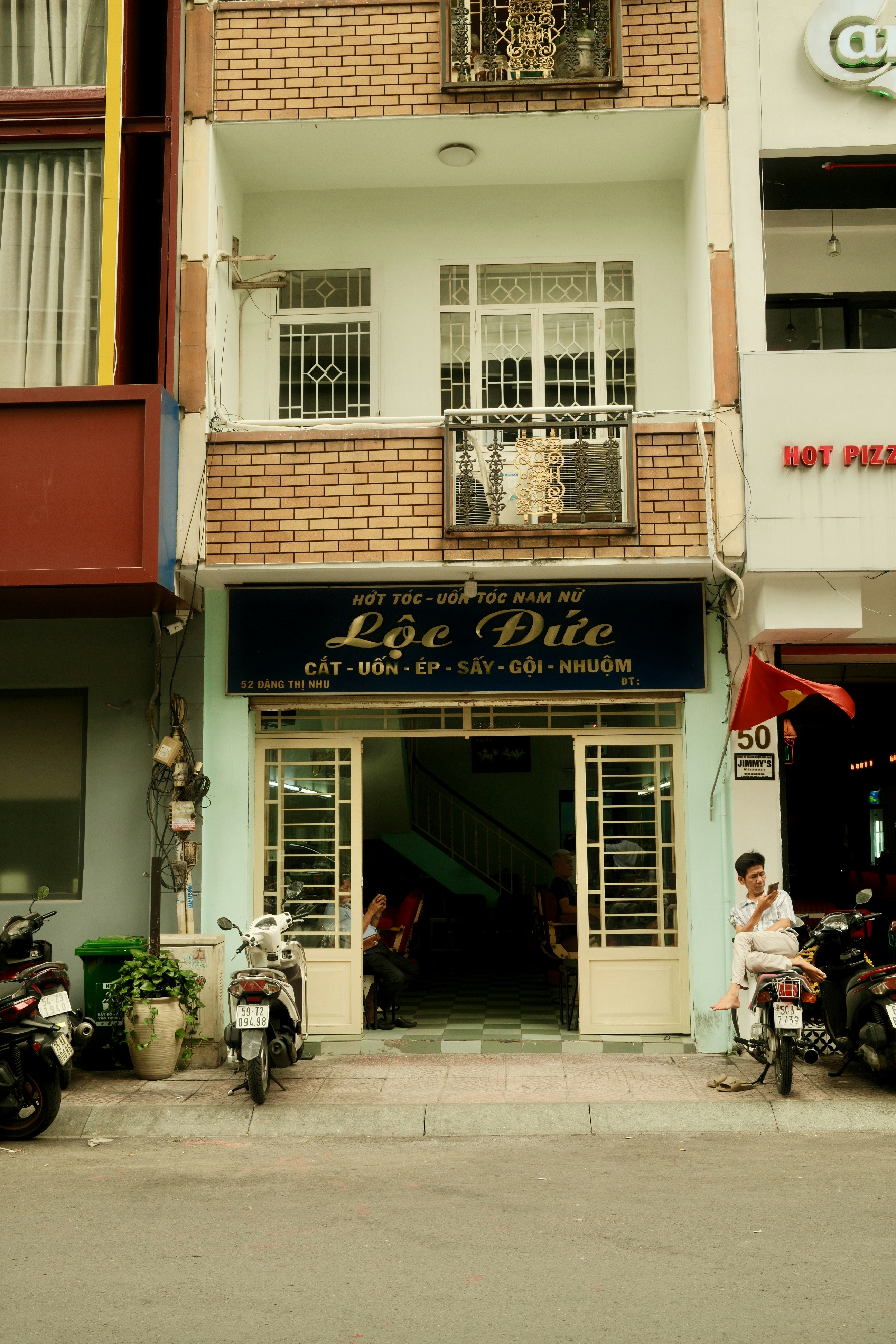 A storefront with a sign that reads "loe duc"