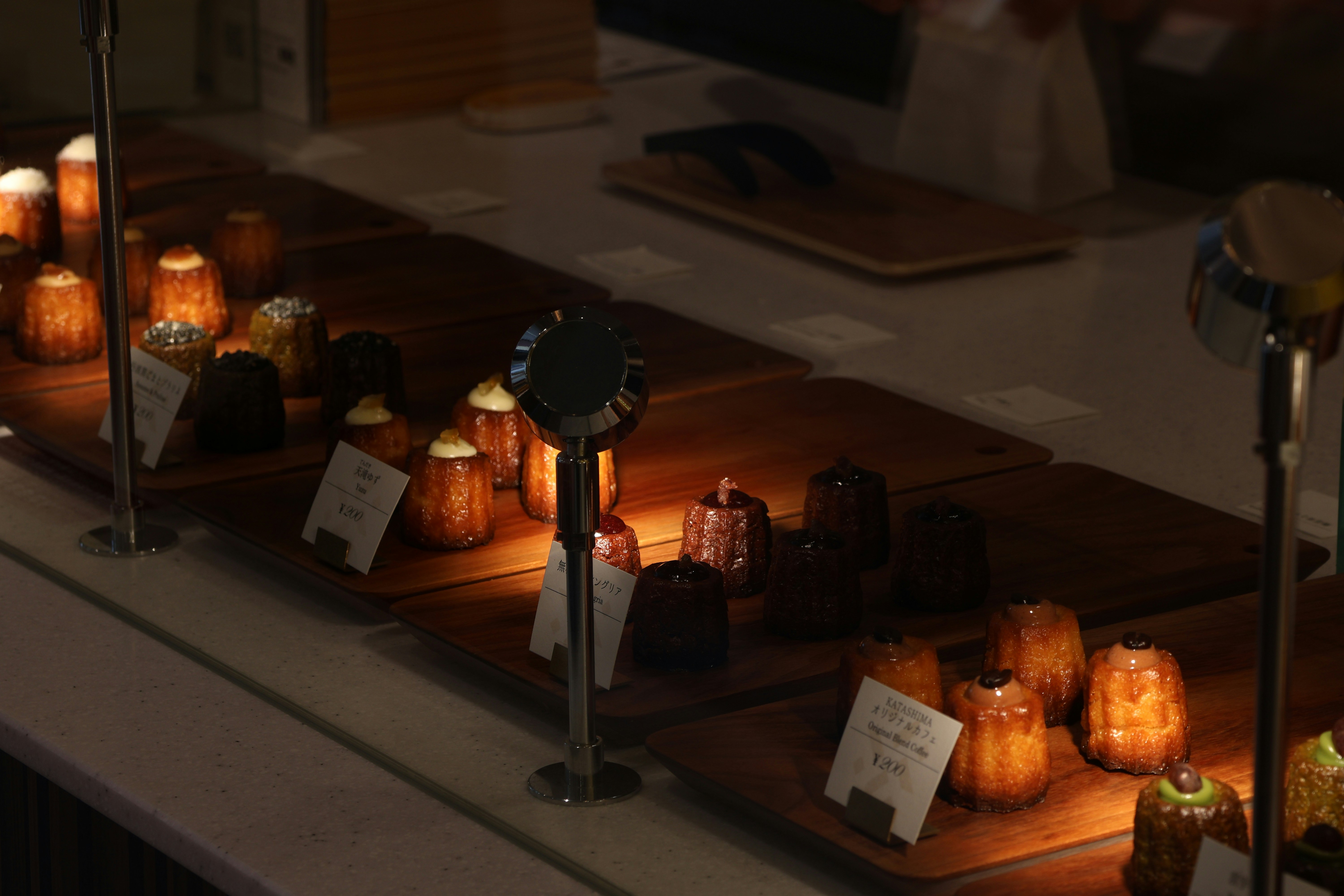 Eine Auswahl kleiner Desserts, die in einem Schaufenster ausgestellt sind.