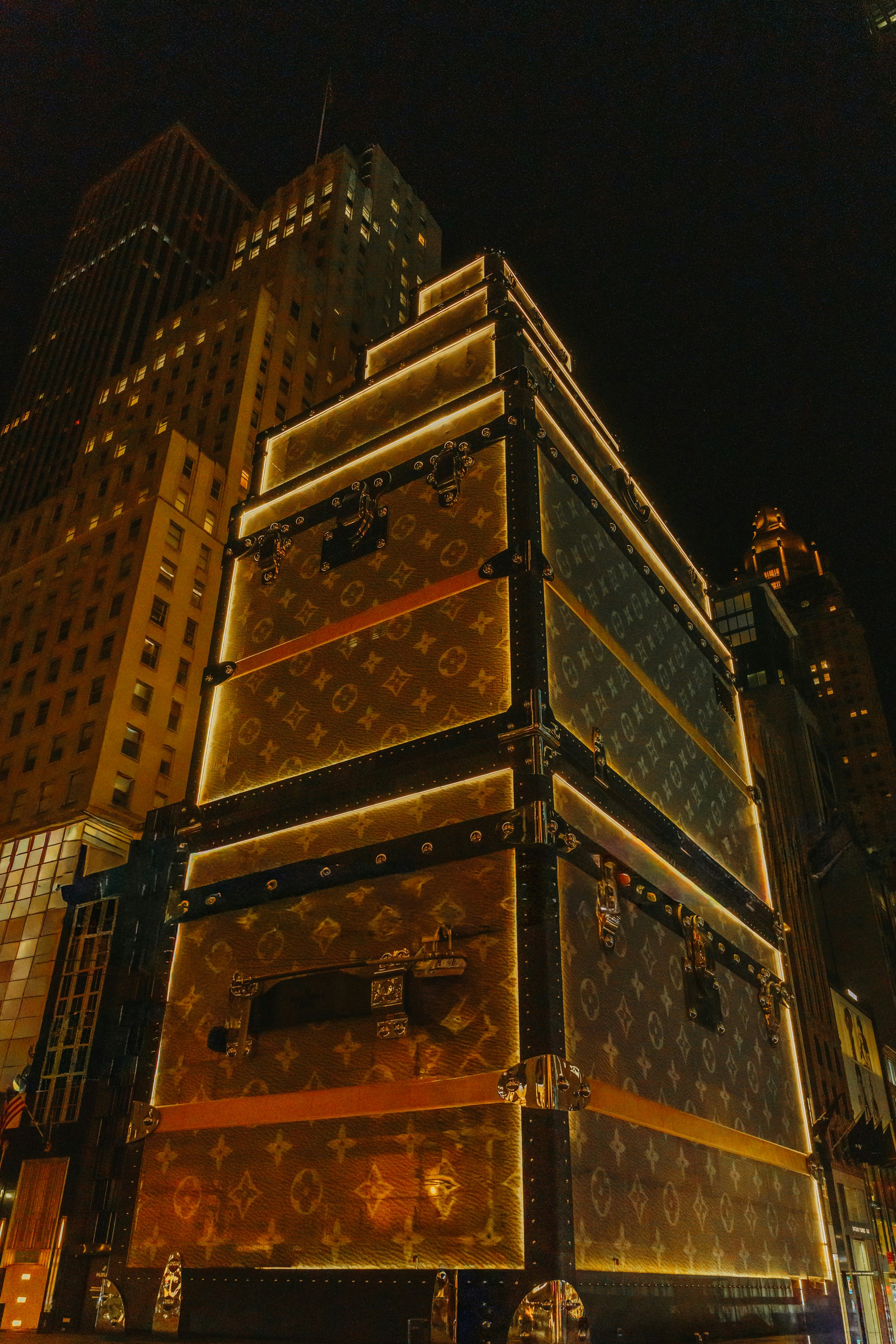 Un edificio con forma de equipaje apilado por la noche.