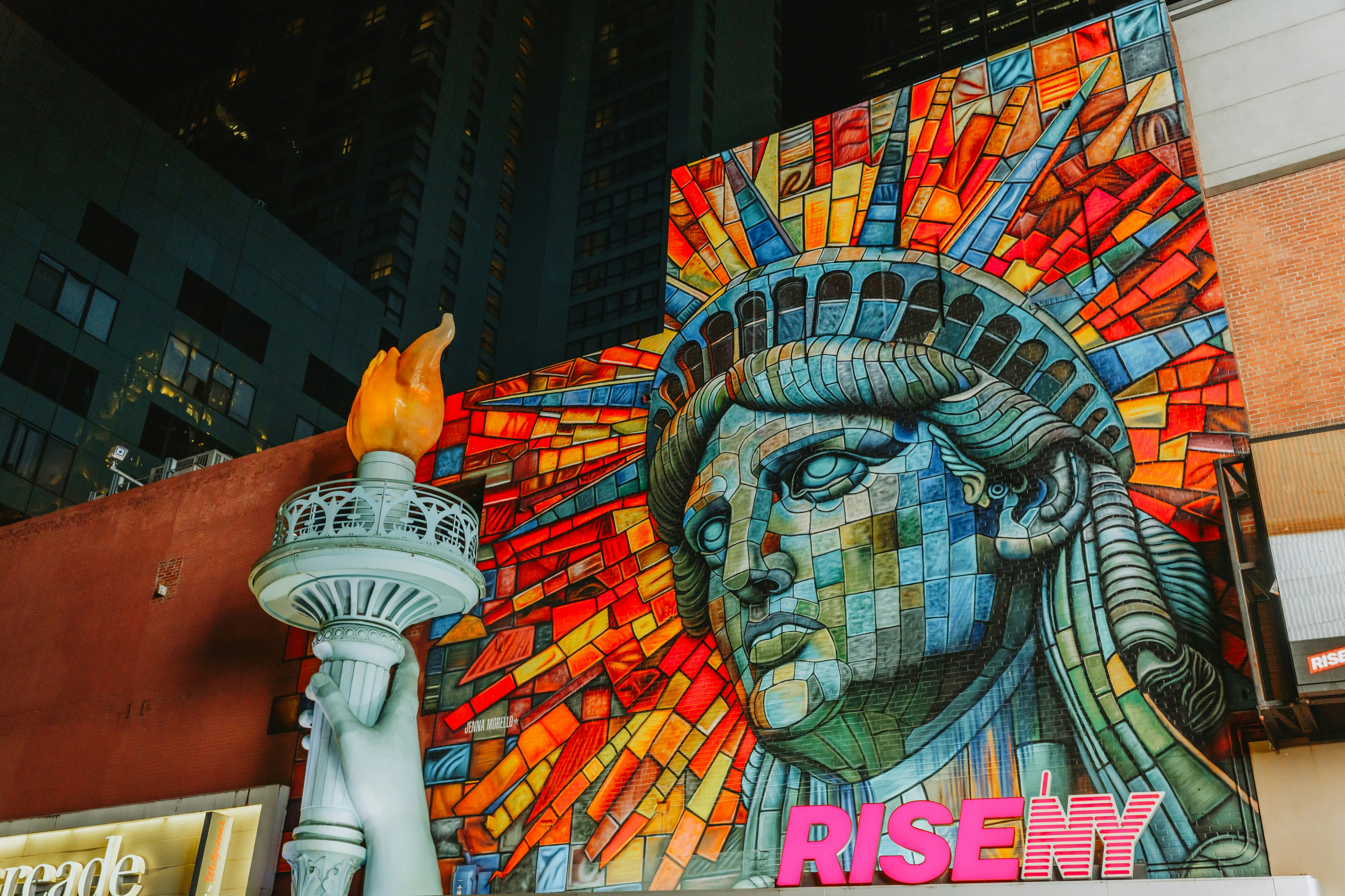Arte en mosaico de la Estatua de la Libertad con réplica de antorcha