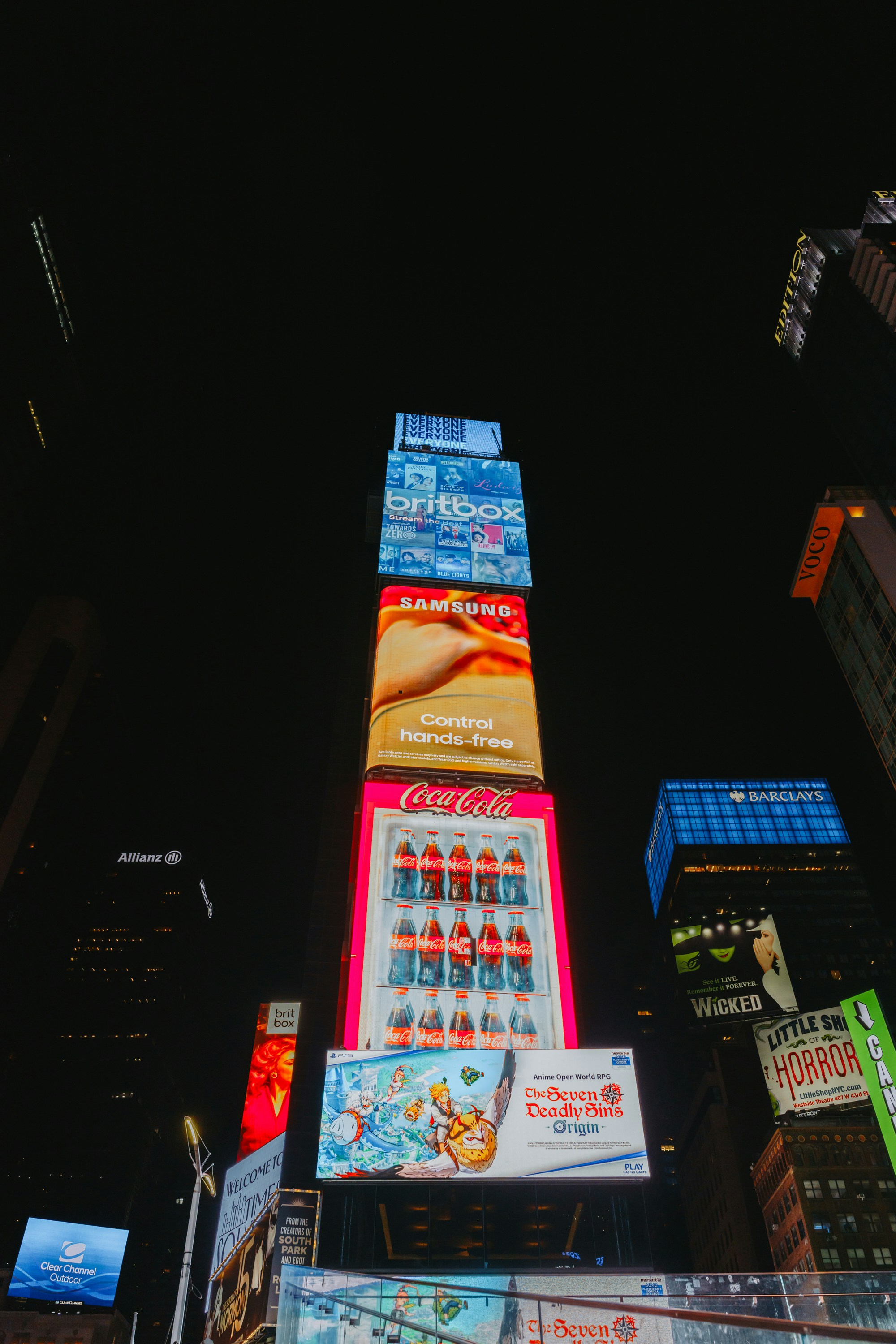 Vallas publicitarias brillantes iluminan Times Square por la noche