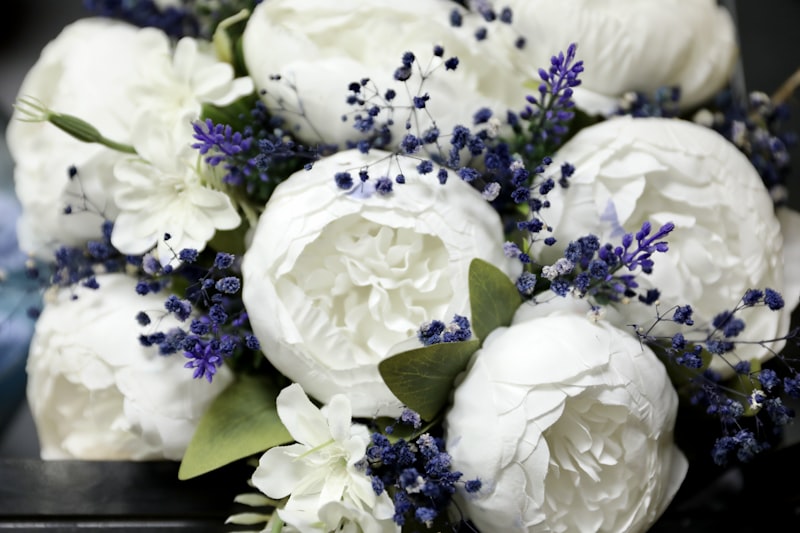 Bouquet chiaro con peonie e lavanda