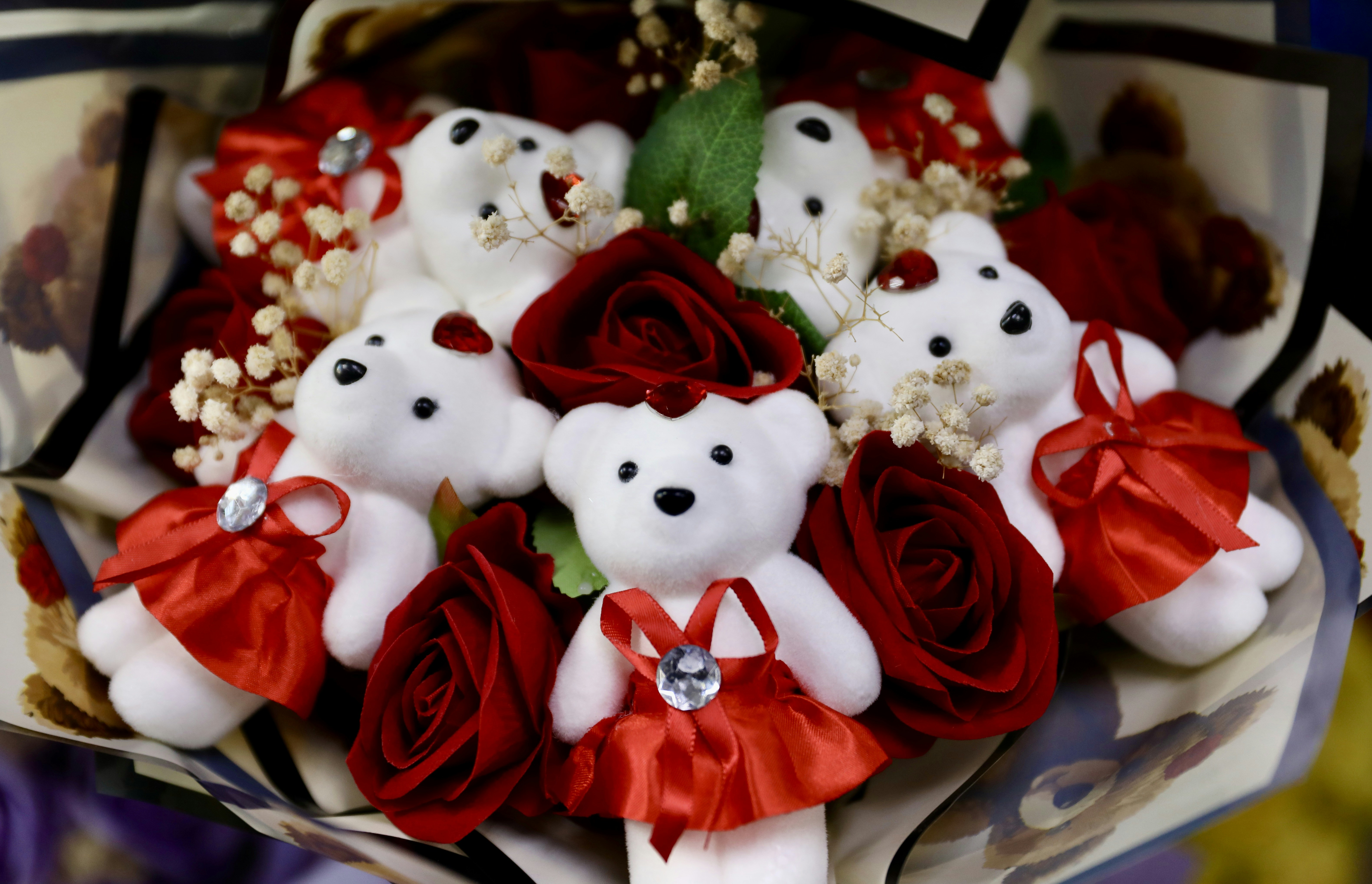 Bouquet of teddy bears and red roses