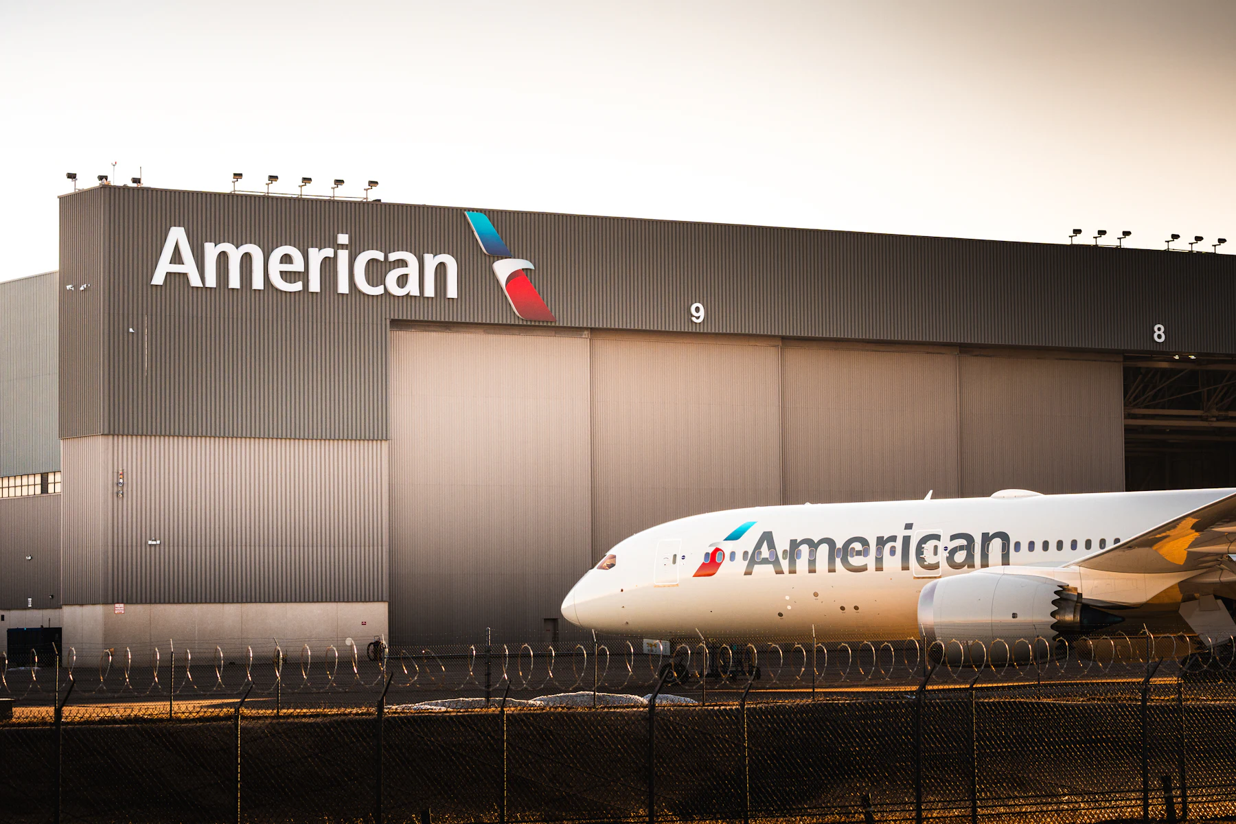 Hangar de mantenimiento con una aeronave de fuselaje ancho en plataforma