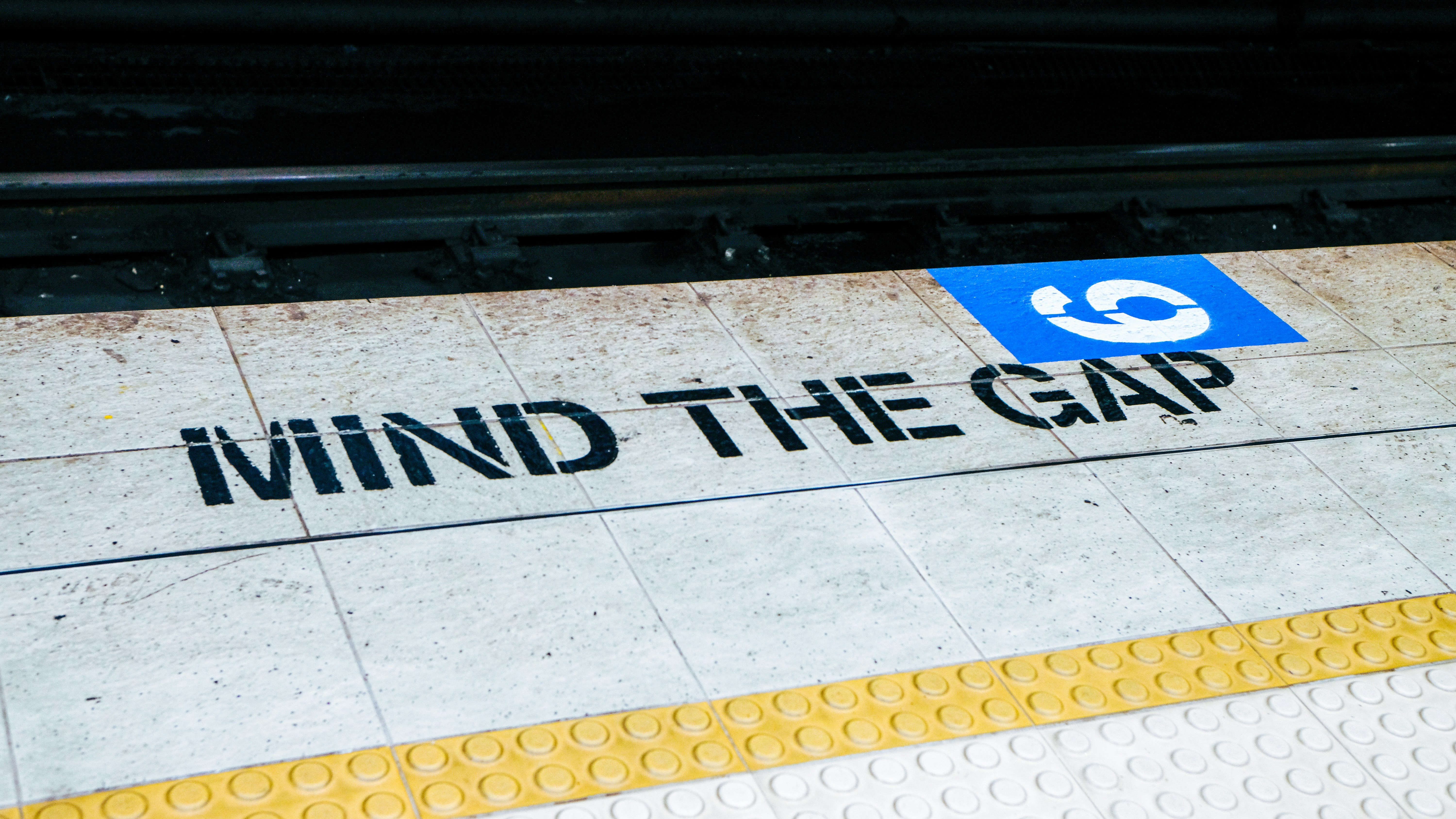 Cuidado com o aviso de lacuna na plataforma do metrô.