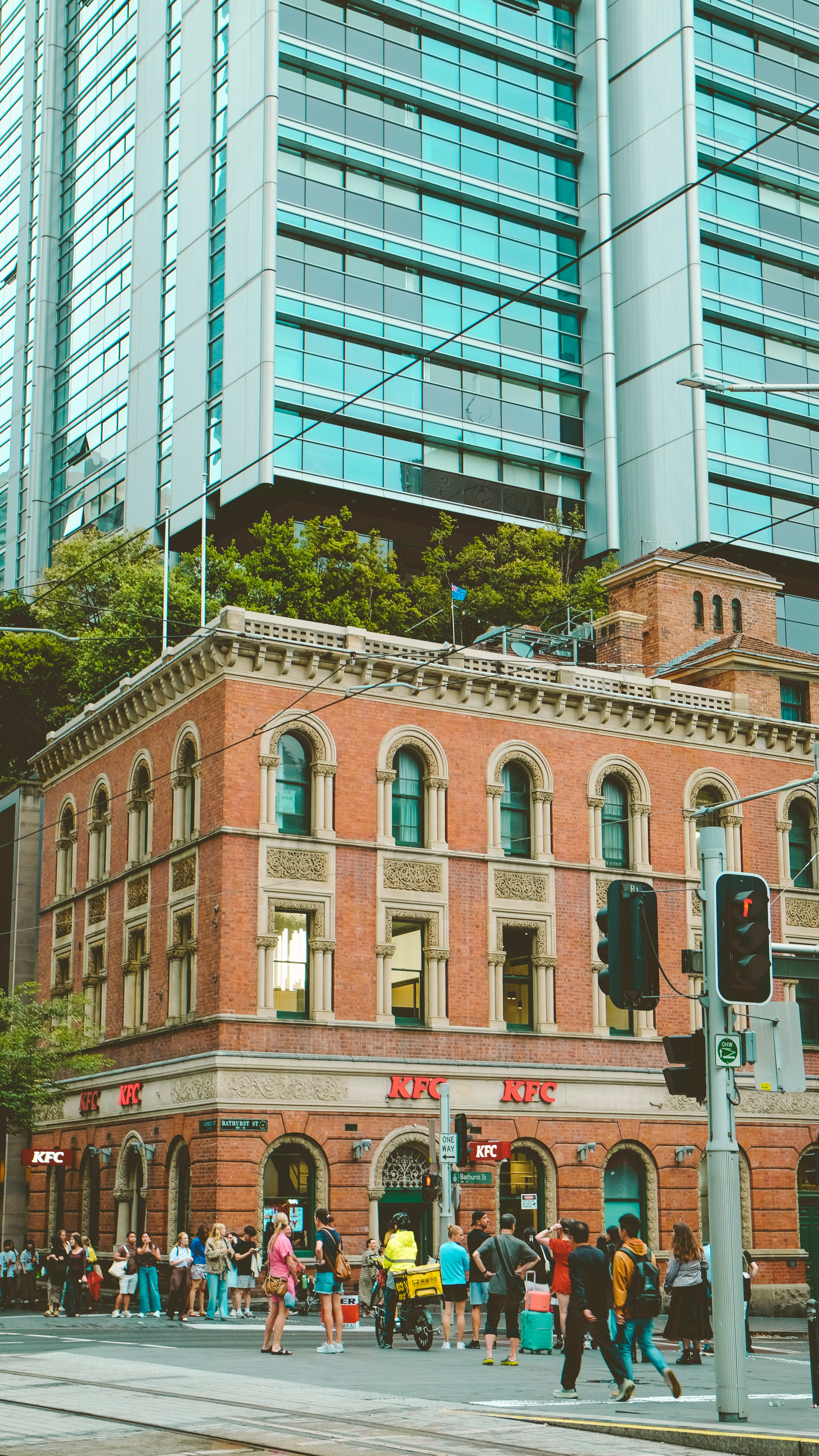 Pessoas se reuniram do lado de fora de um restaurante KFC em uma cidade.