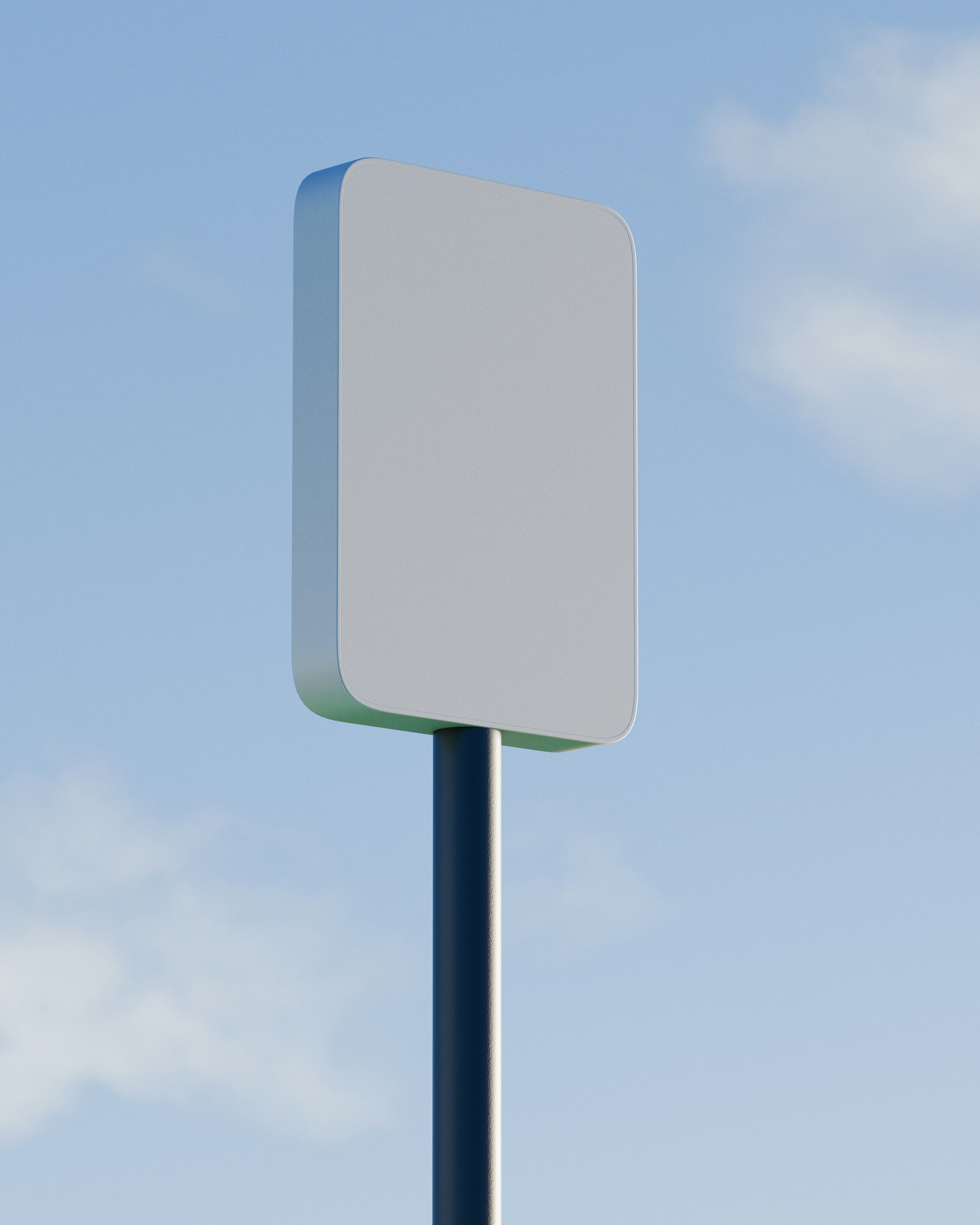 Uma placa branca em branco em um poste contra o céu