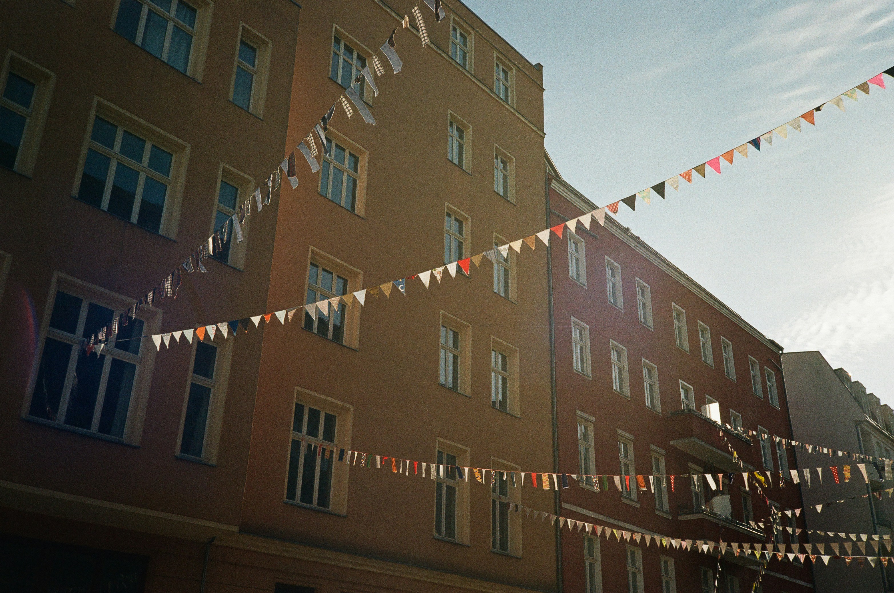 Festoni colorati appesi tra gli edifici in una giornata di sole