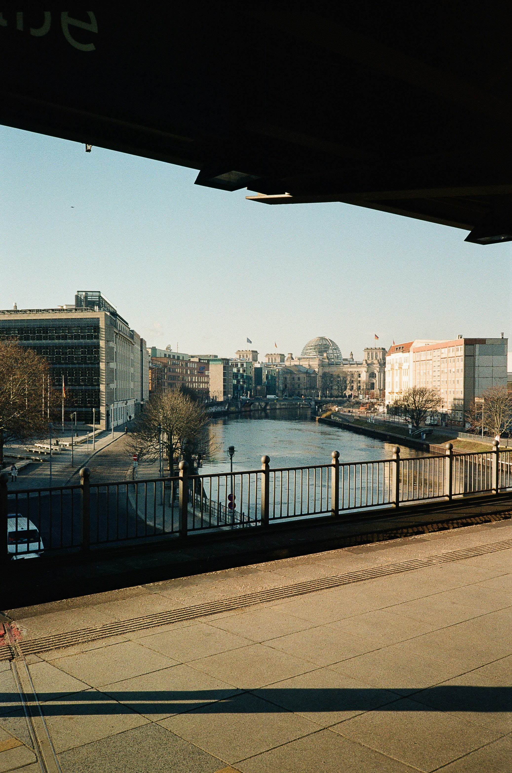 Fiume con edifici e cupola in lontananza.