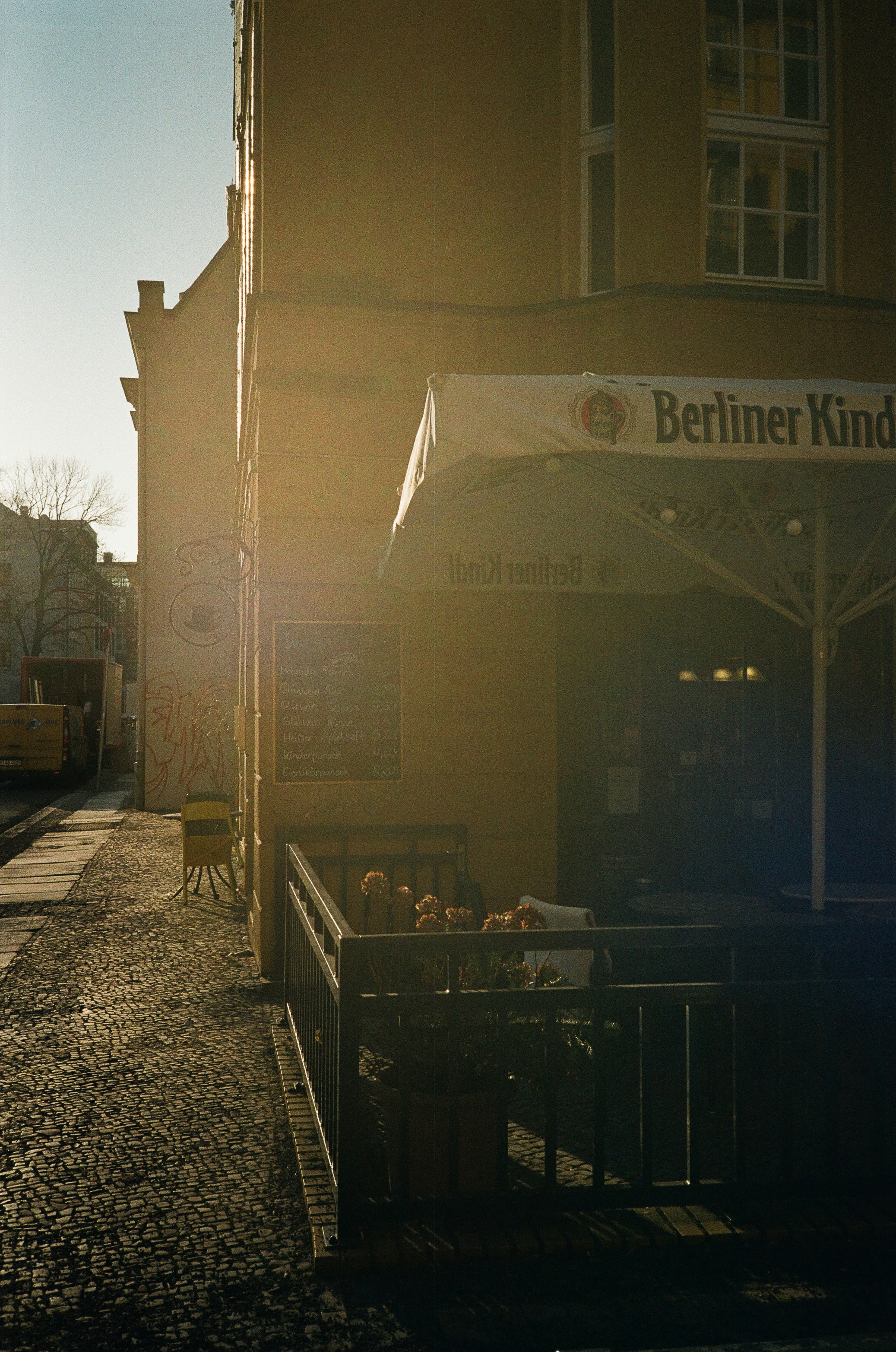 Esterno dell'edificio con posti a sedere esterni e ombrello