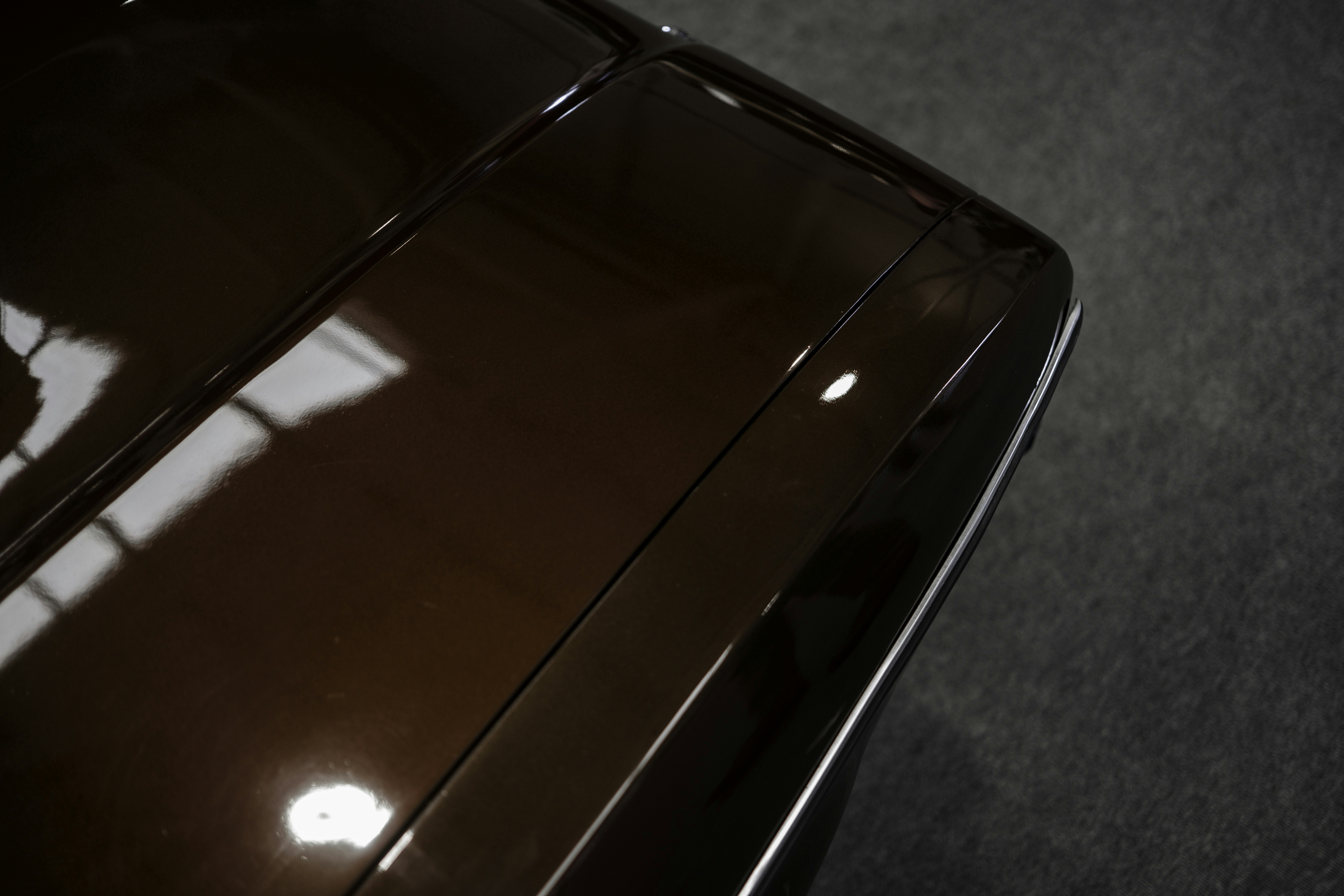 Elegancka skórzana teczka na biurku w nowoczesnym biurze