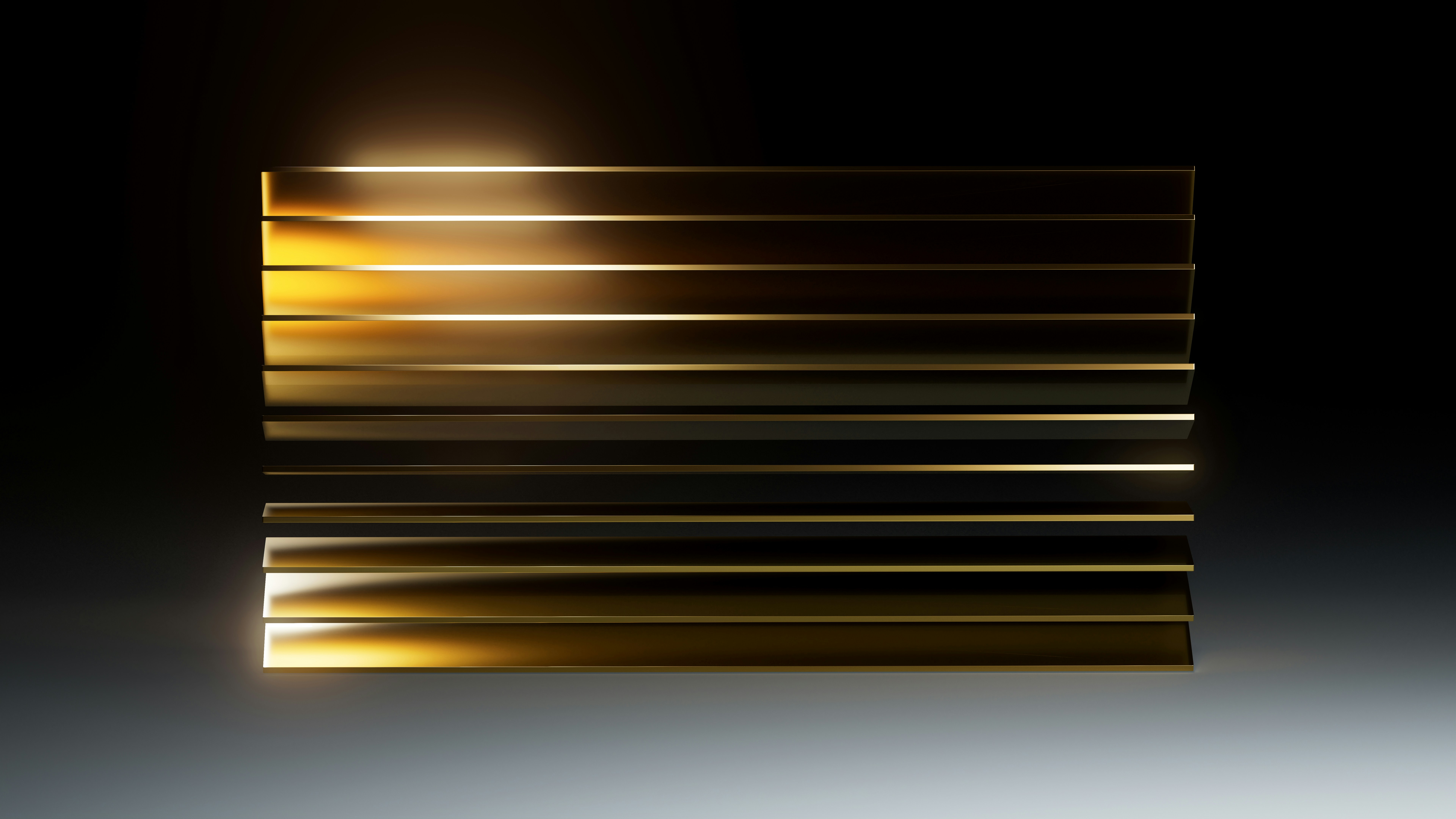 Linee orizzontali dorate con riflessi di luce
