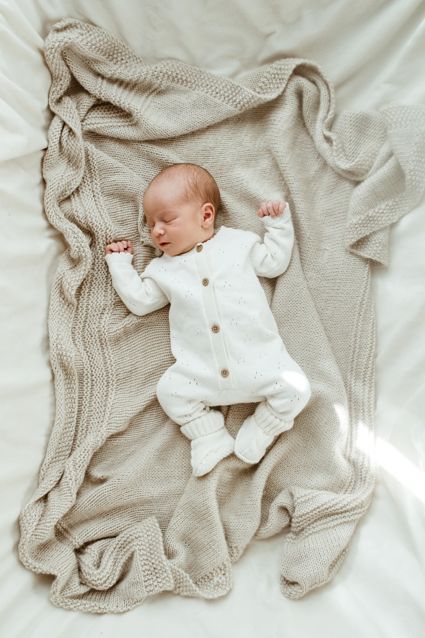 Neugeborenes Baby auf einer weichen Decke