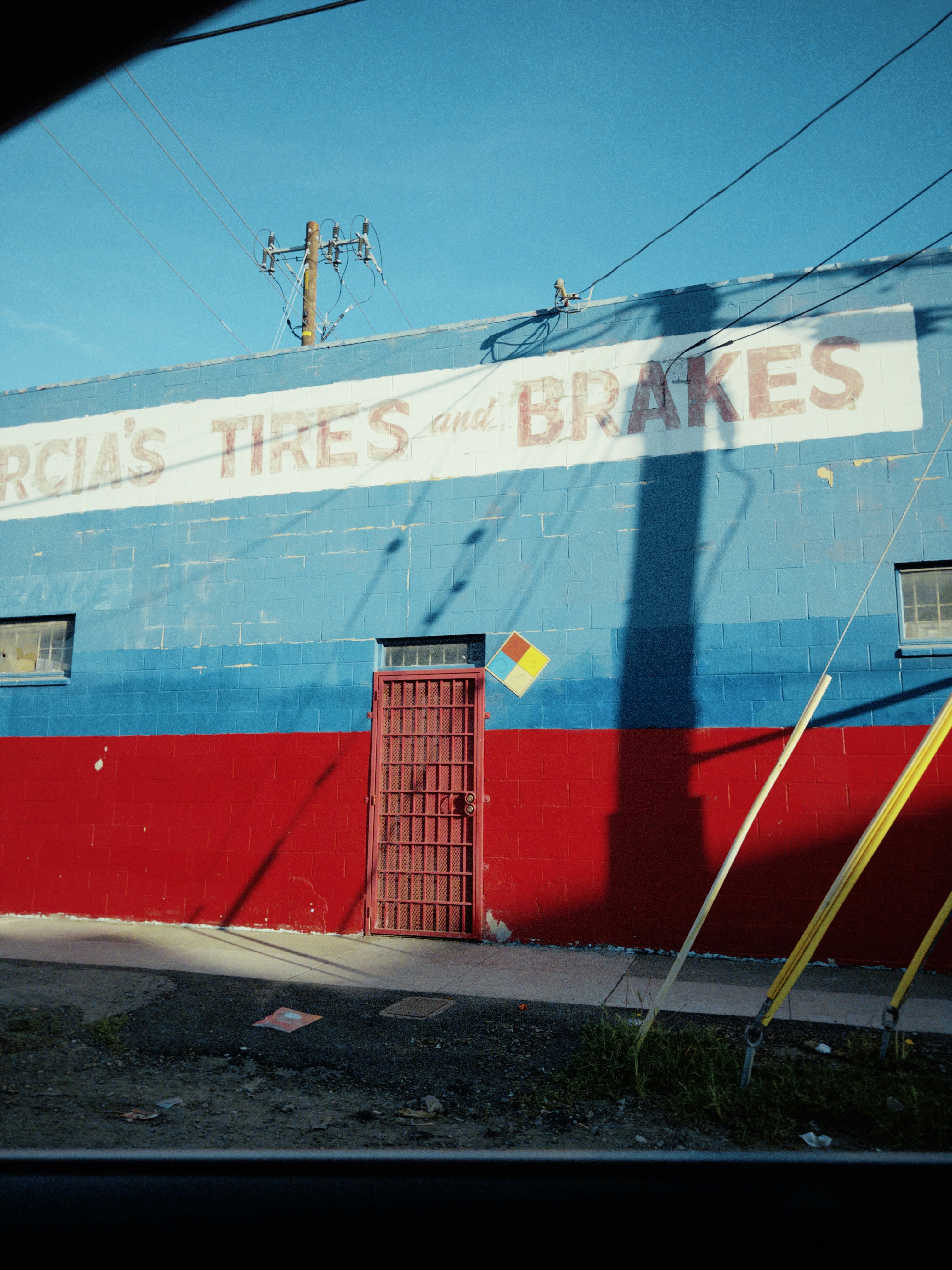 Os pneus e freios de Garcia se formam com paredes vermelhas e azuis