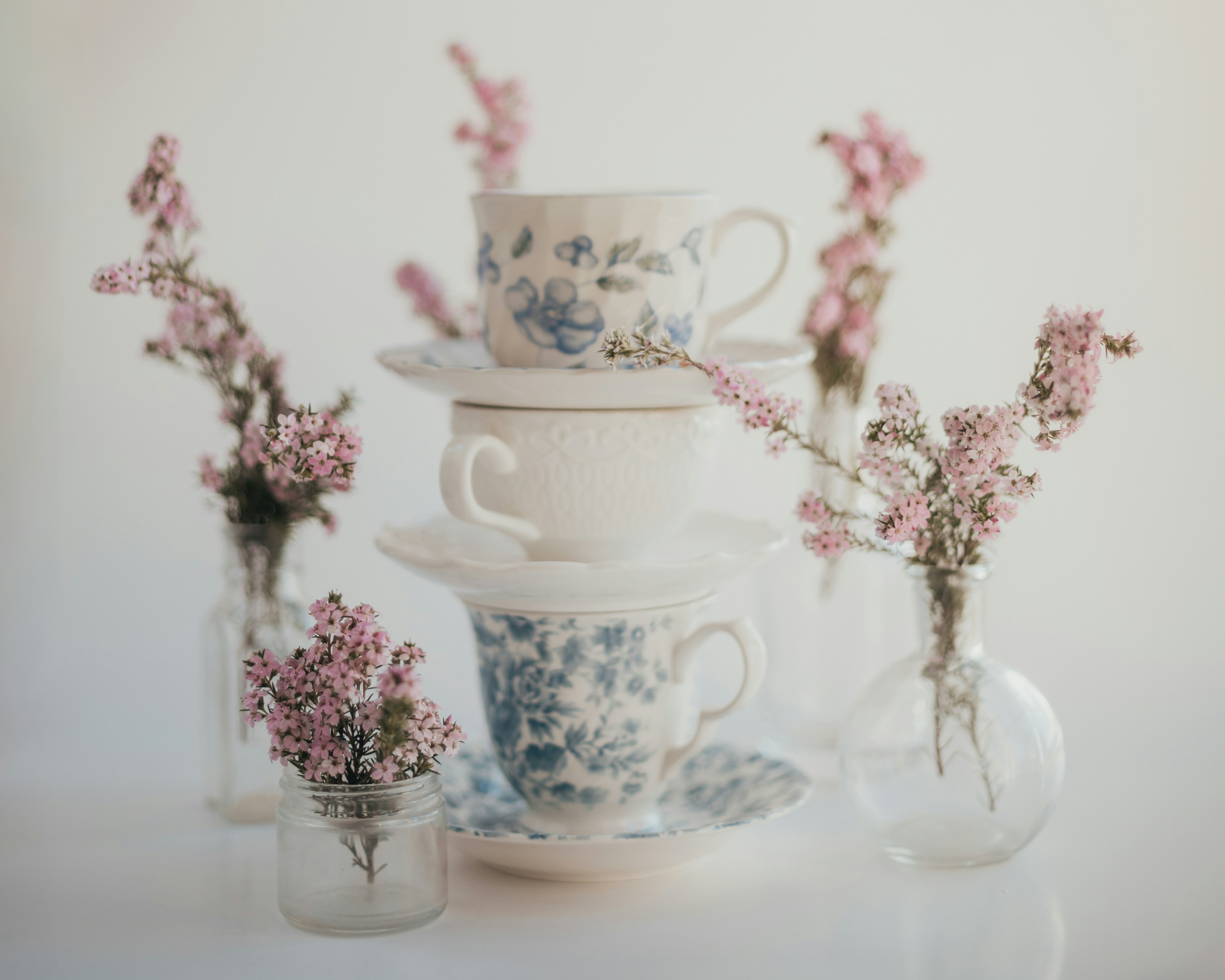 Stapel Teetassen mit zarten rosa Blüten