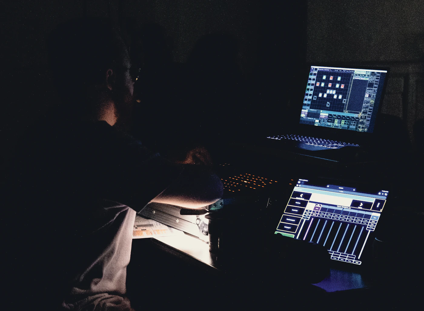 Audio engineer mengelola proyek musik digital di komputer dan konsol studio