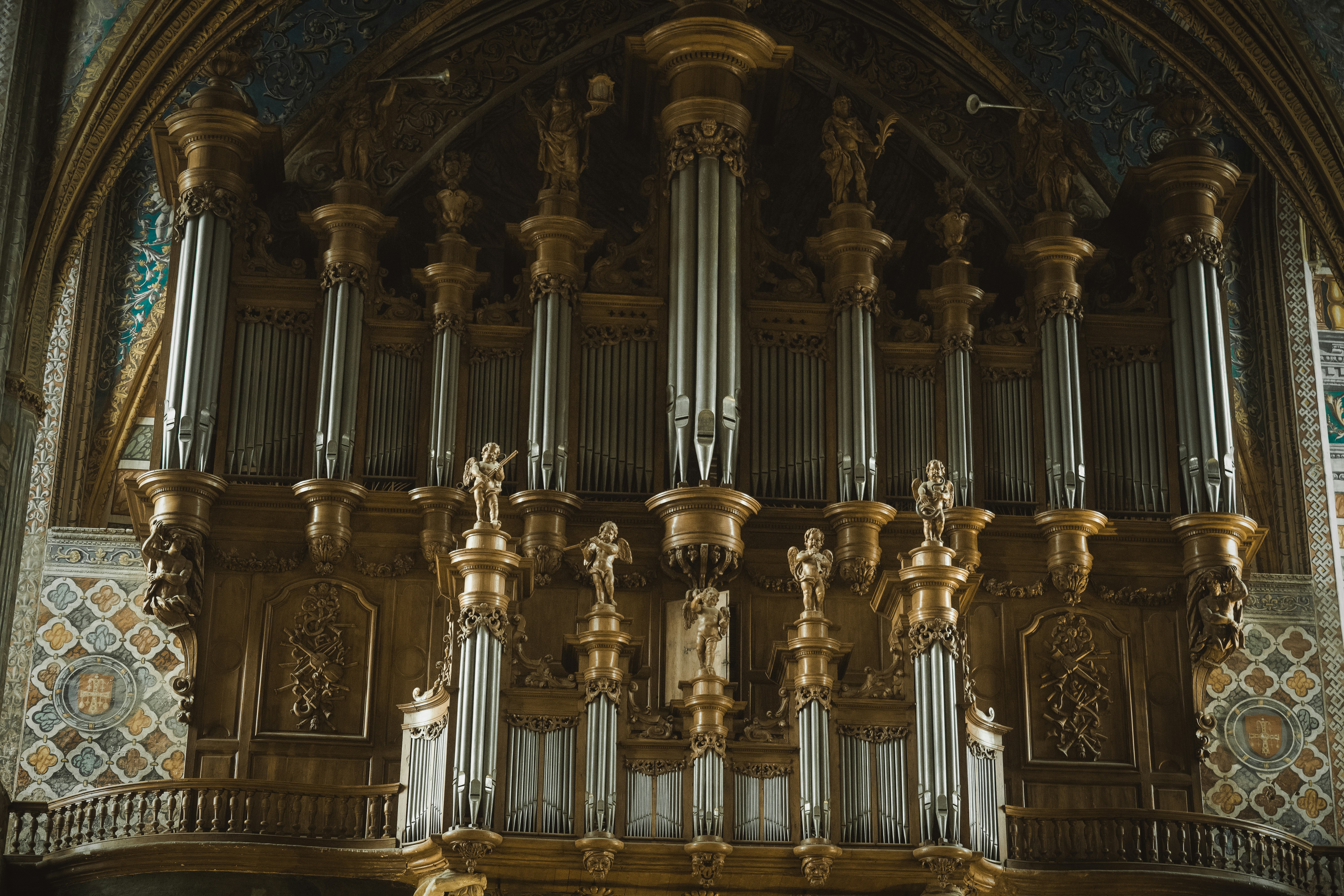 Grand orgue à tuyaux à l’intérieur d’une cathédrale