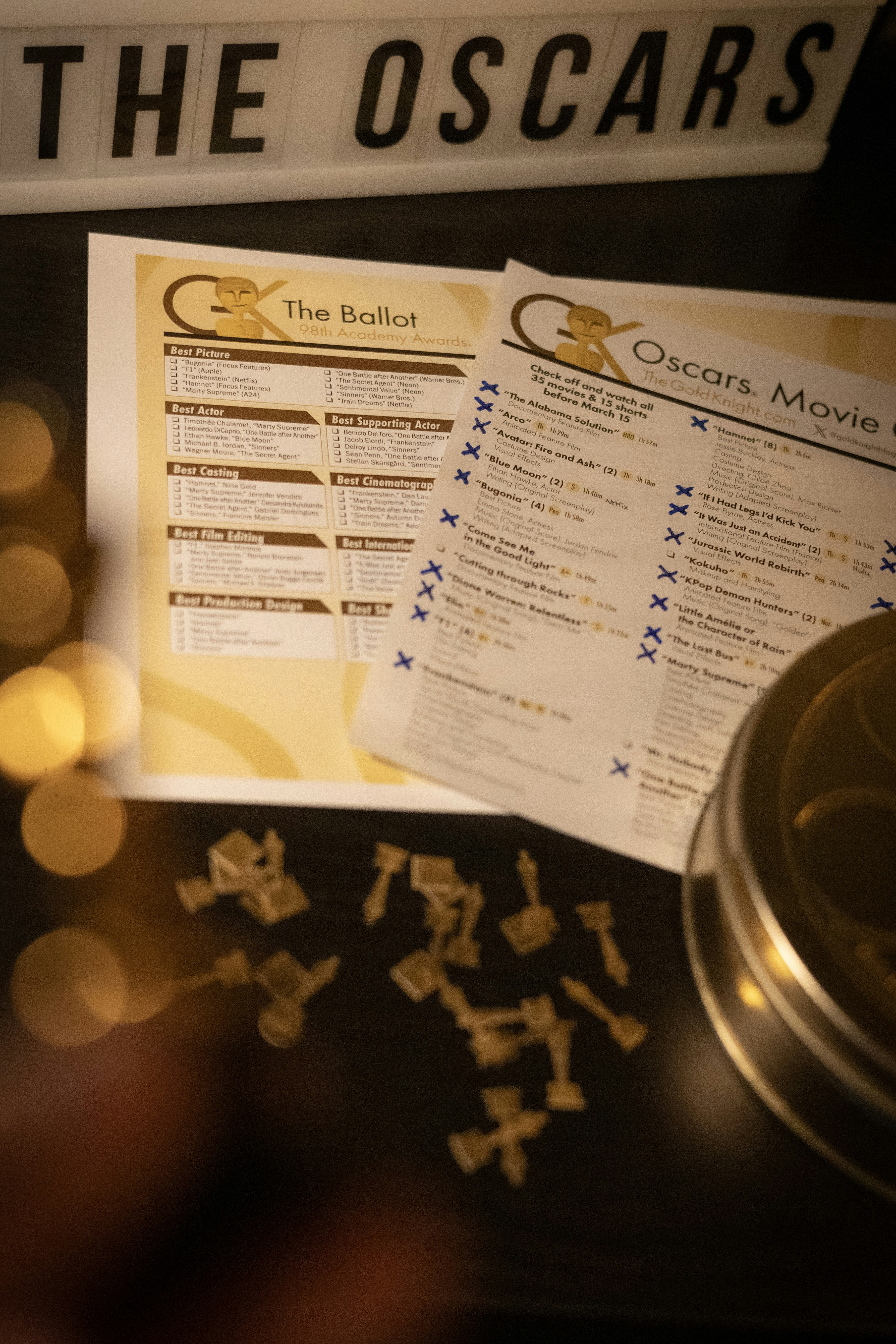 Bulletin de vote des Oscars et mini-trophées sur le tableau
