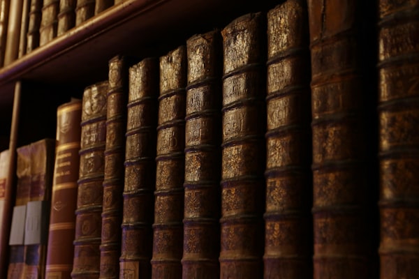 Antike Bücher im Regal