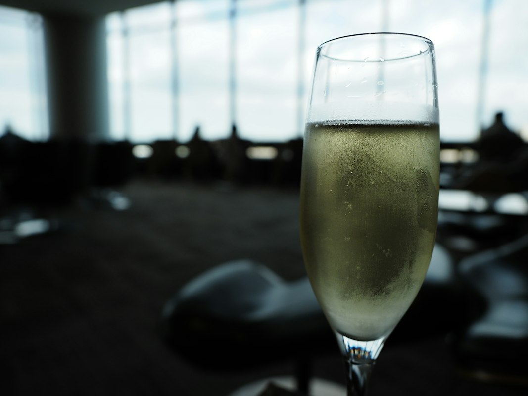 Salon d'aéroport premium avec sièges confortables (4)