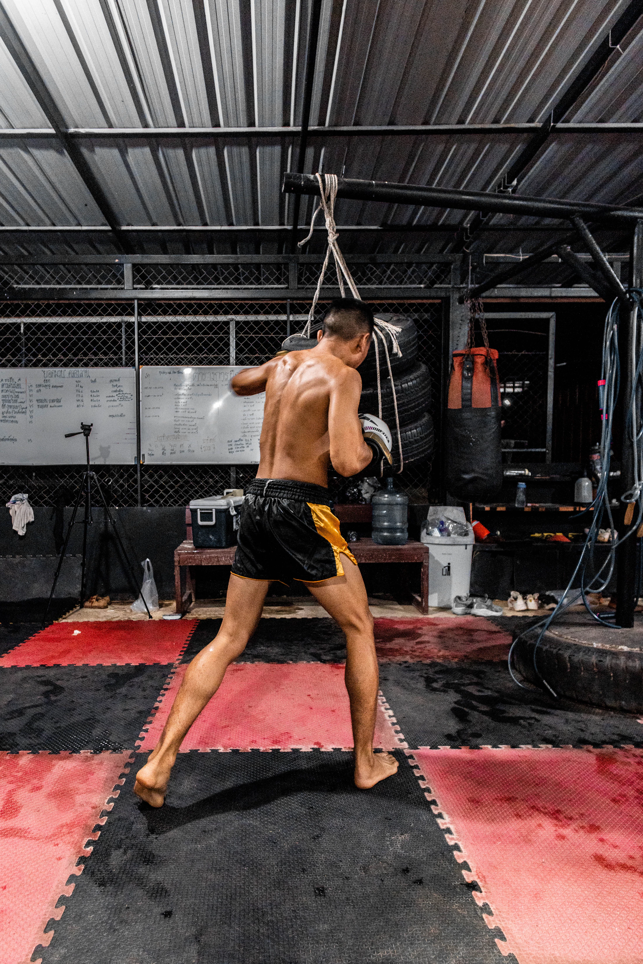 Atleta treinando Muay Thai em academia