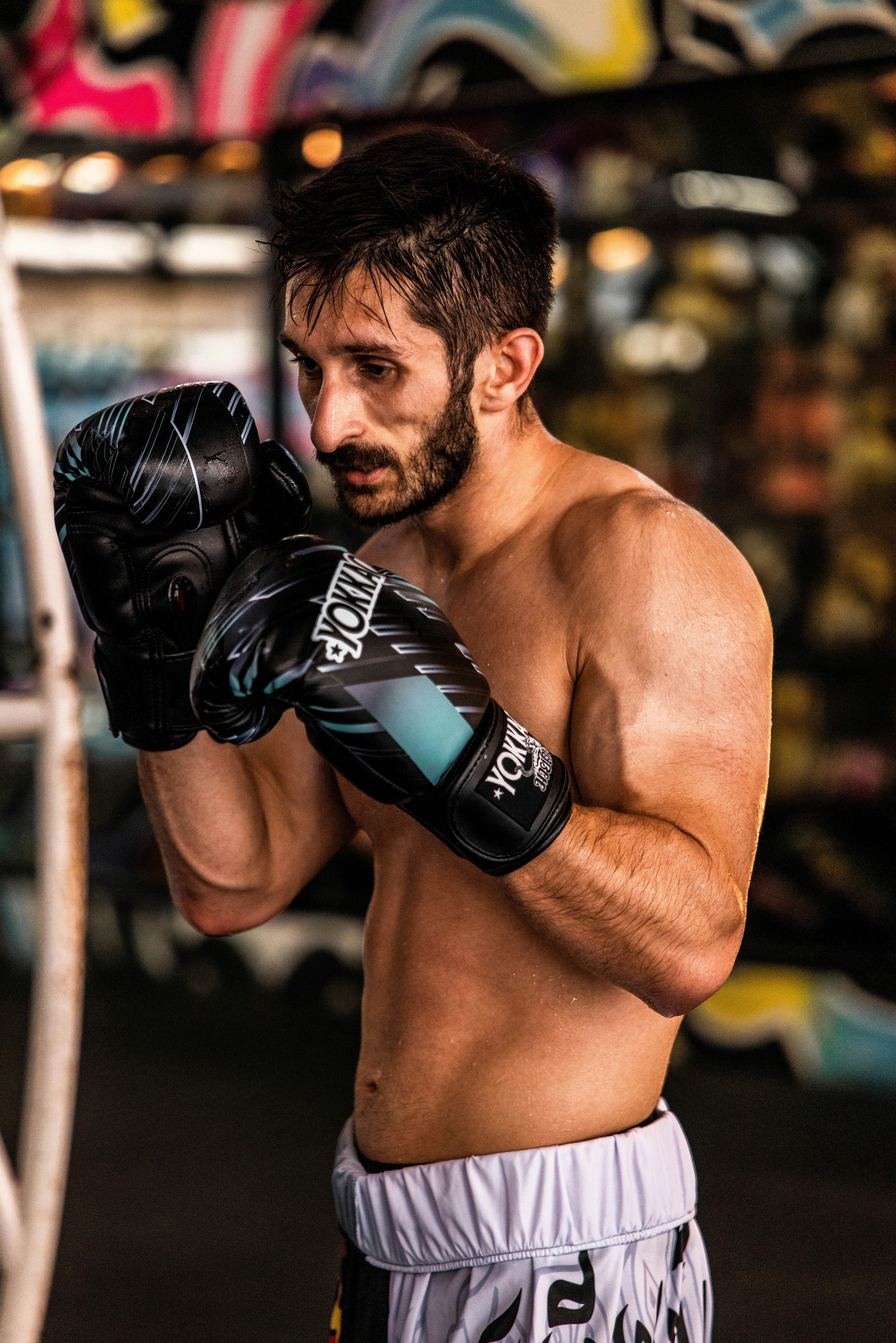 Ein Mann mit Boxhandschuhen in Kampfstellung.