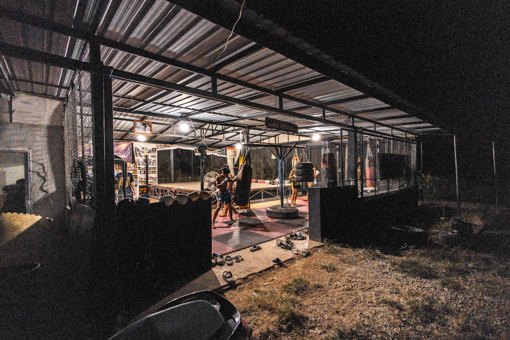 Entrenamiento funcional en un espacio deportivo