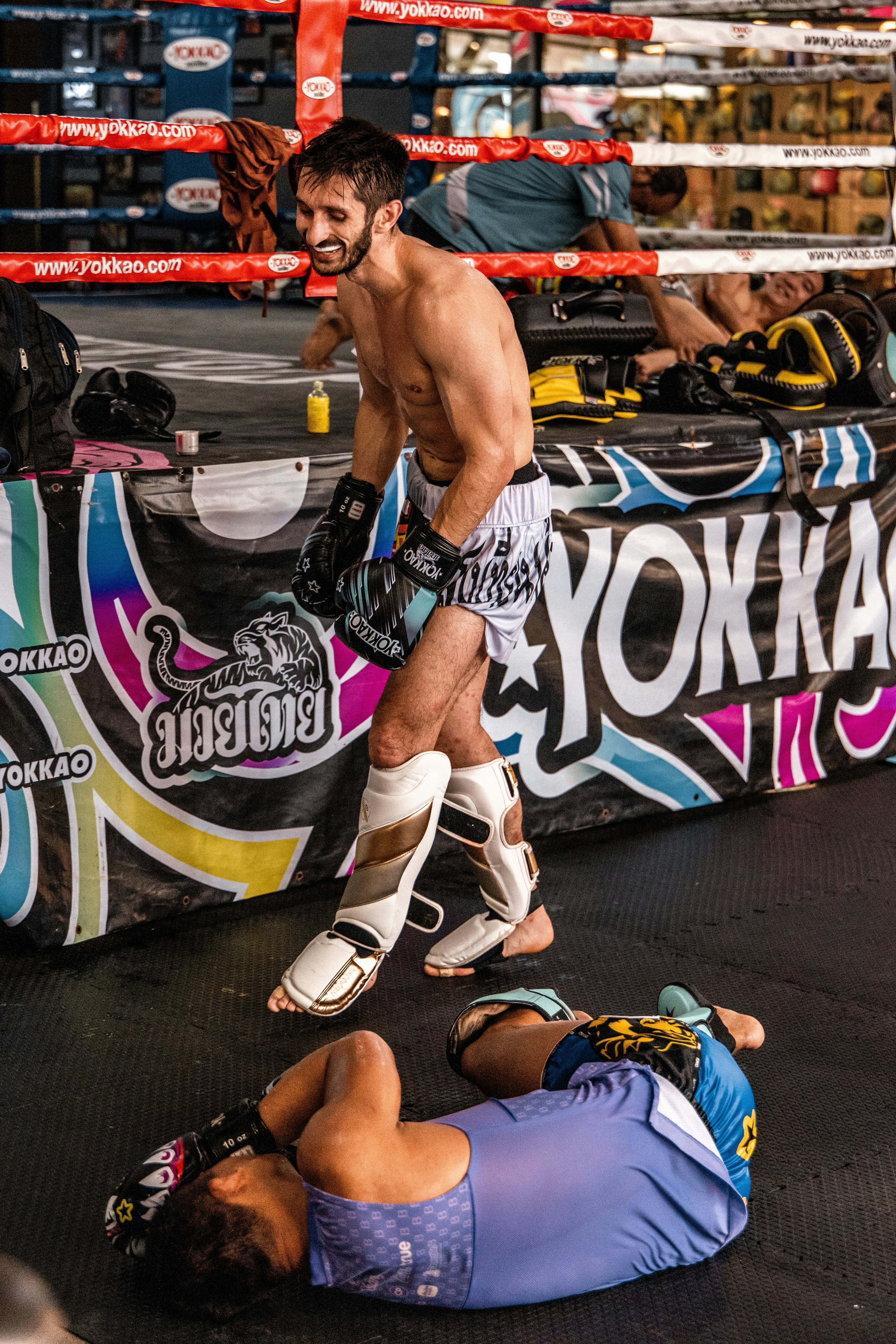 Zwei Kämpfer in einem Boxring nach einem Match.