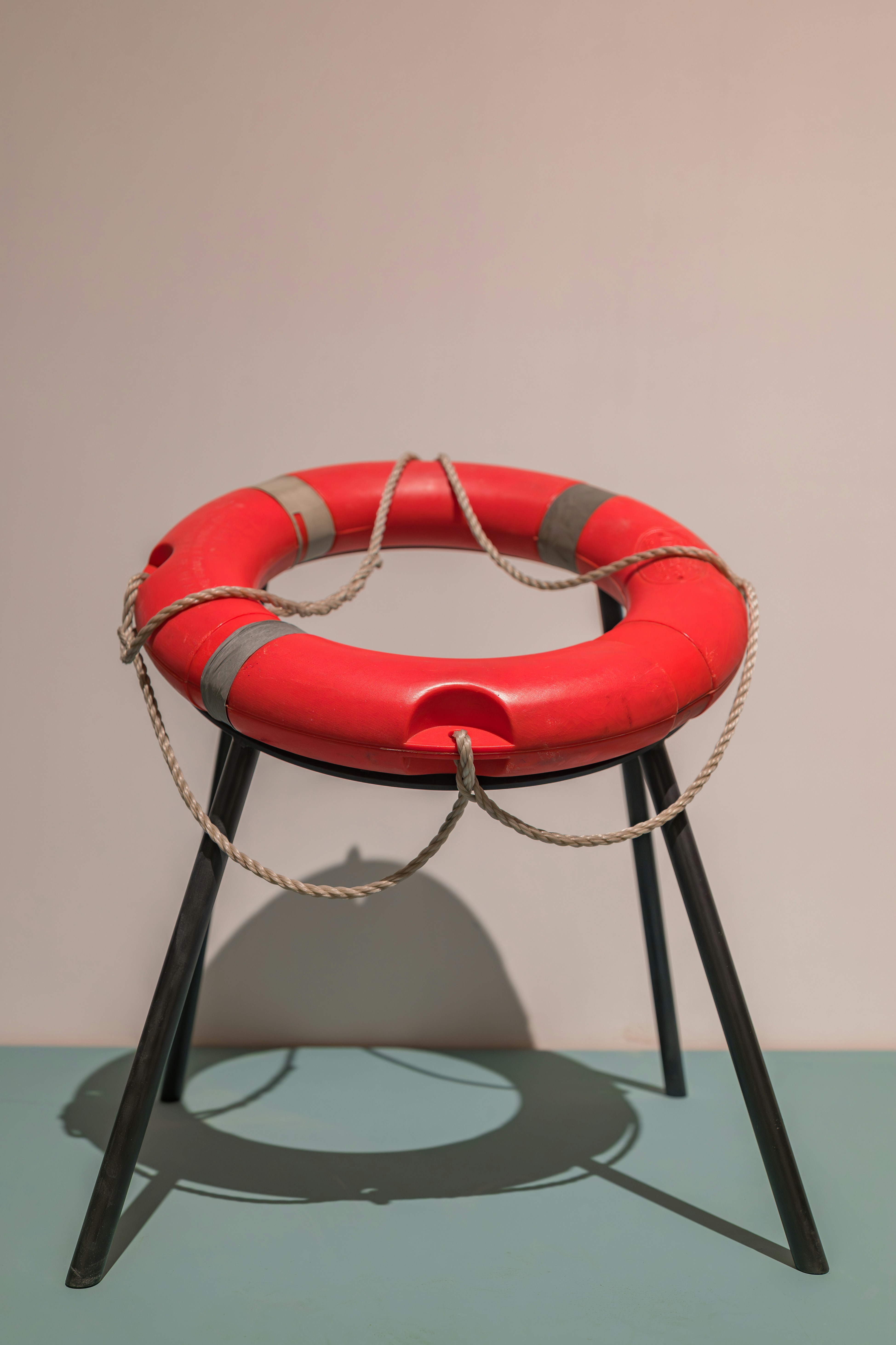 Gilet de sauvetage rouge sur un support en métal noir