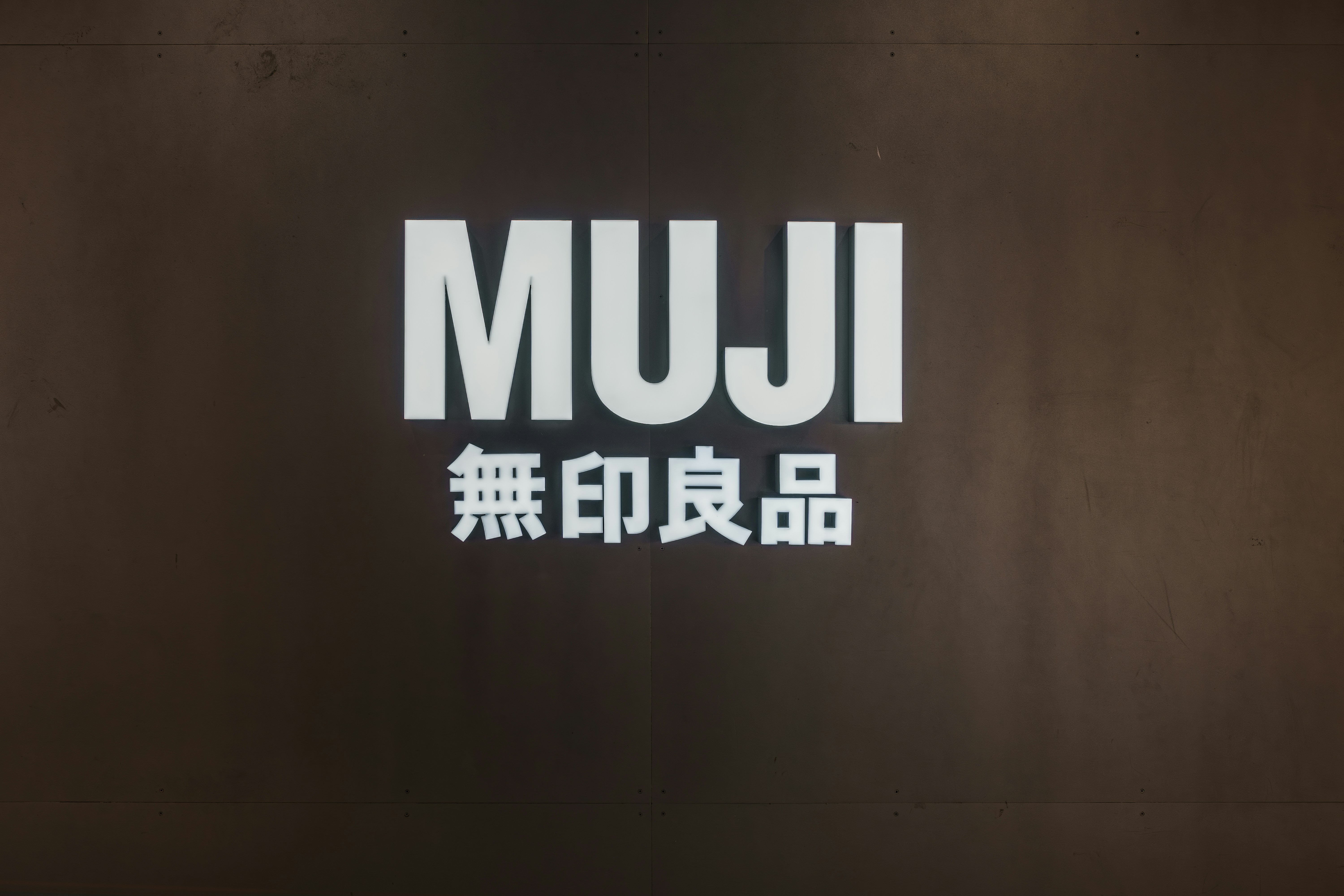 Konsistensi visual di media sosial membantu audiens mengenali brand kamu lebih cepat