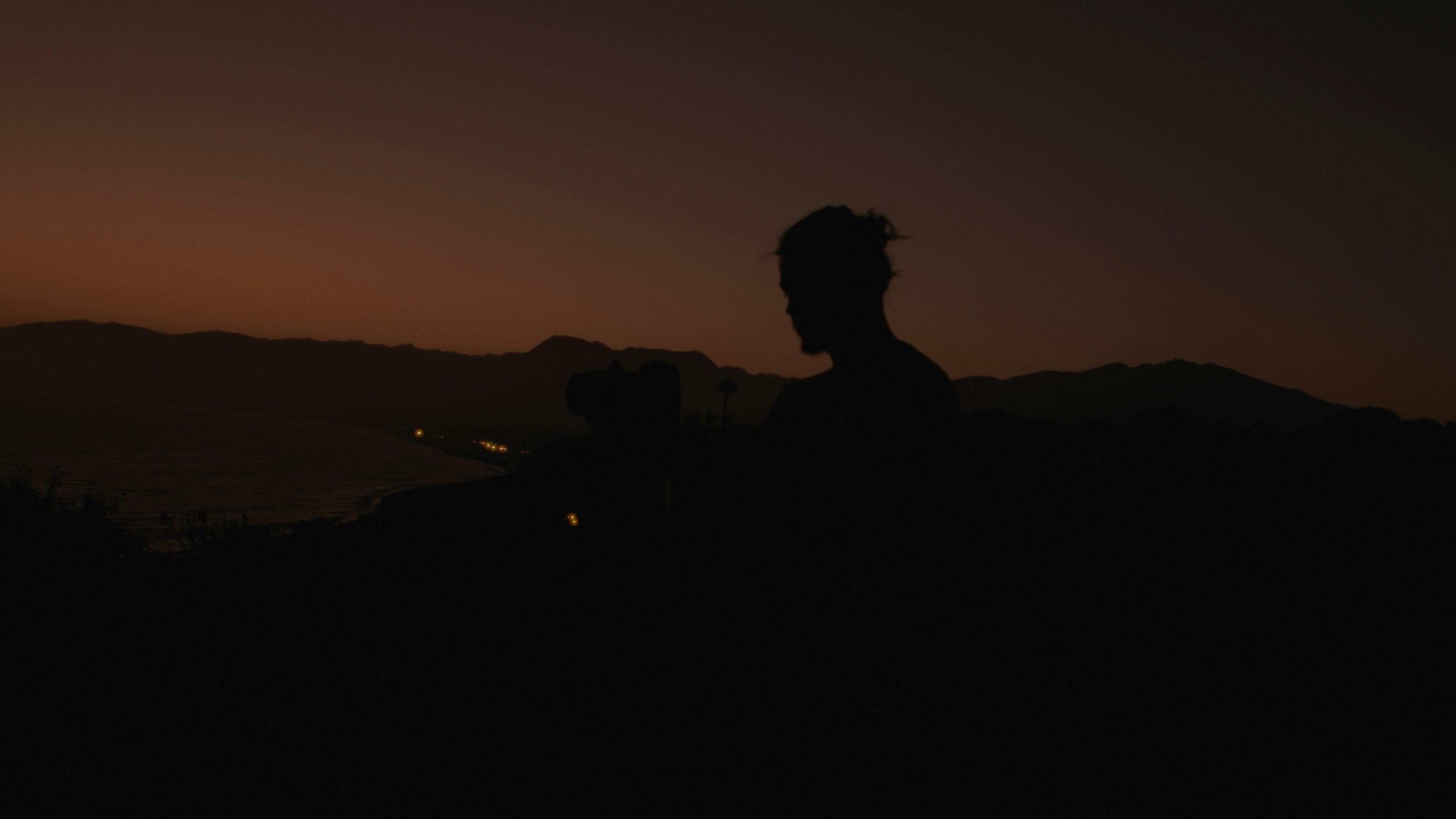 薄暗い空を背景にした人のシルエット