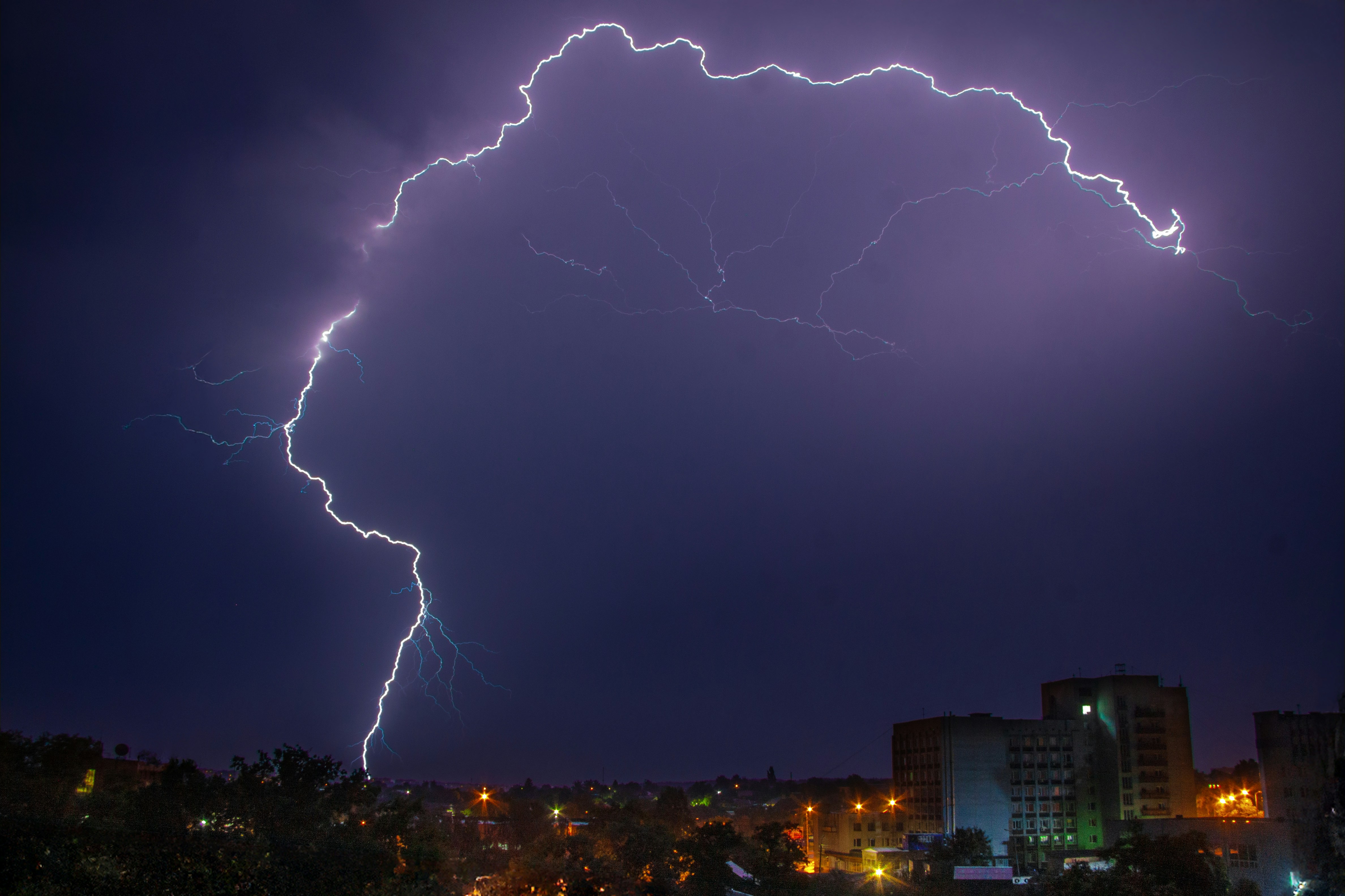 La foudre frappe une ville la nuit