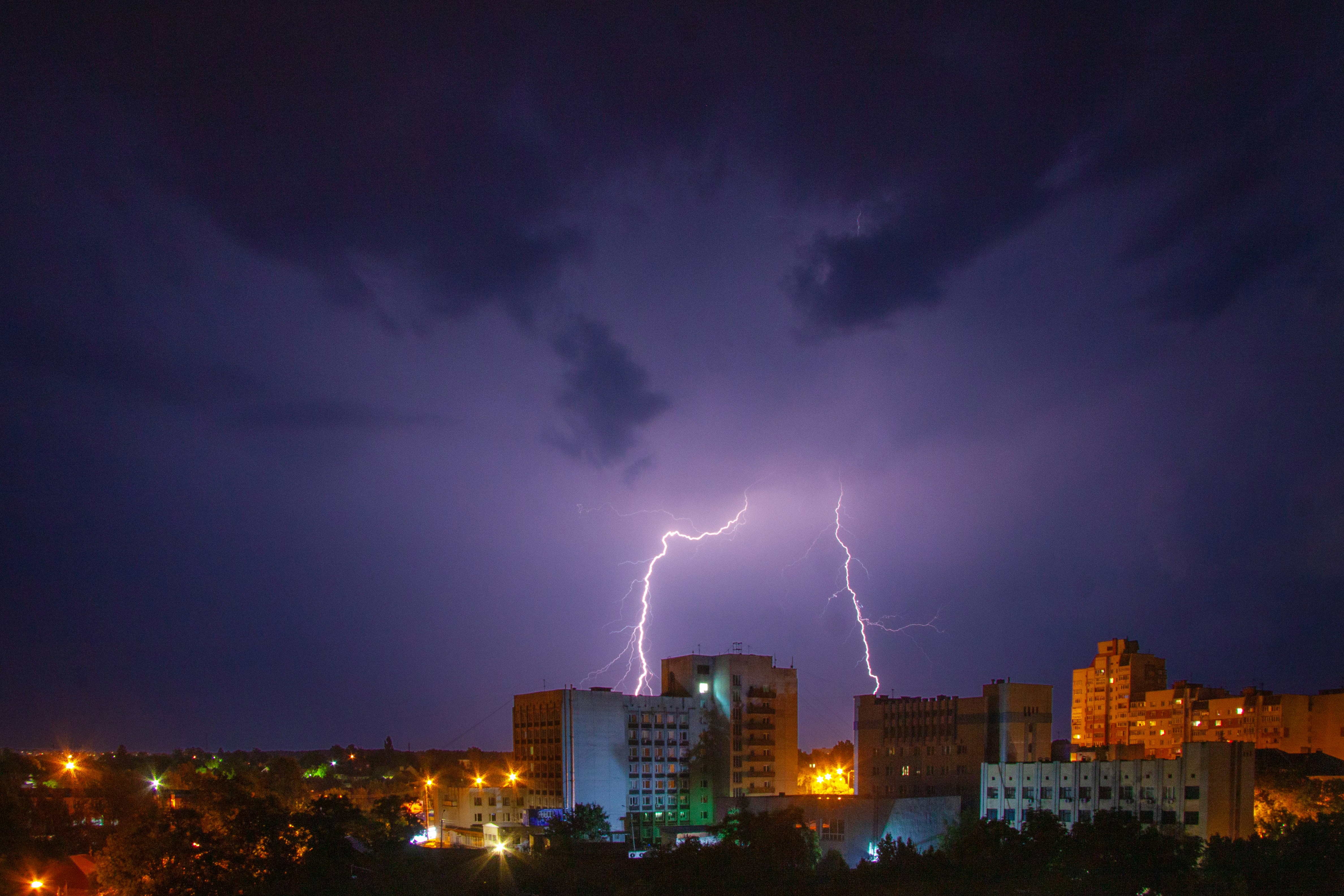 La foudre frappe les bâtiments lors d’un orage.