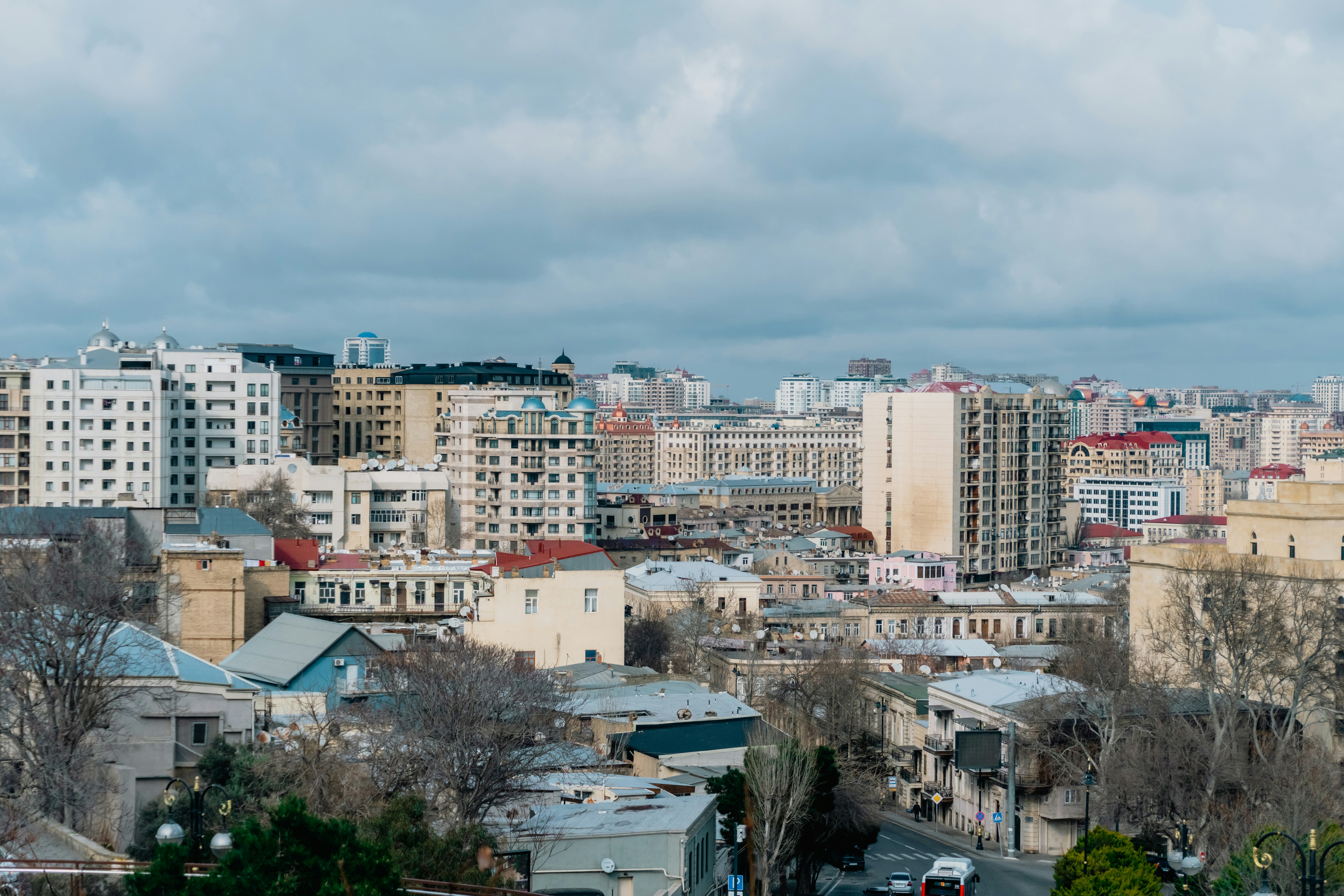 La silhouette de la ville avec des bâtiments modernes et anciens sous un ciel nuageux