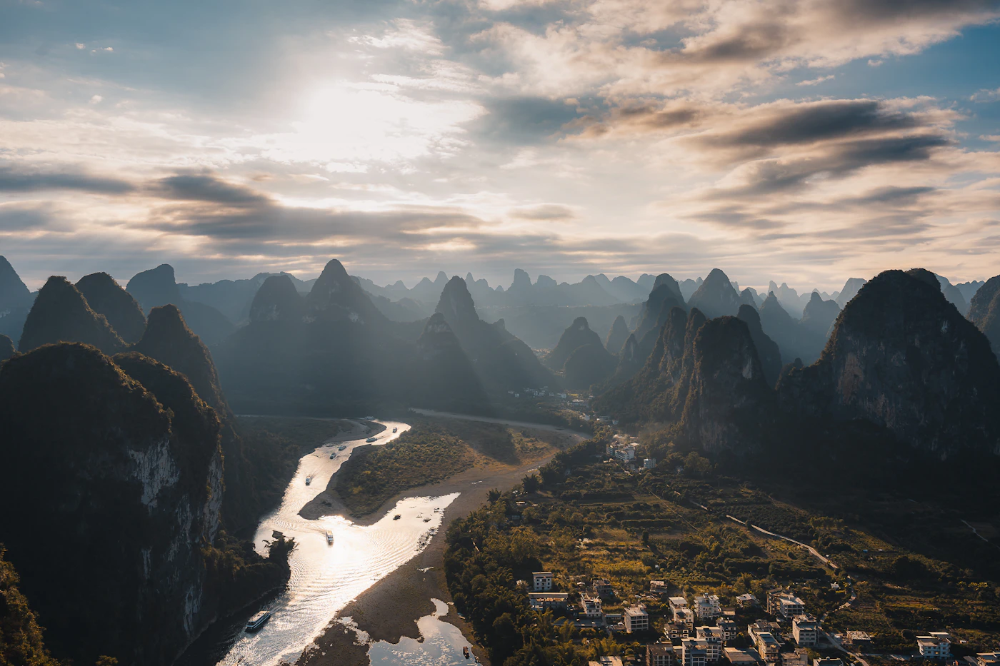 Montañas kársticas sobre el río Li en Yangshuo, Guilin, China