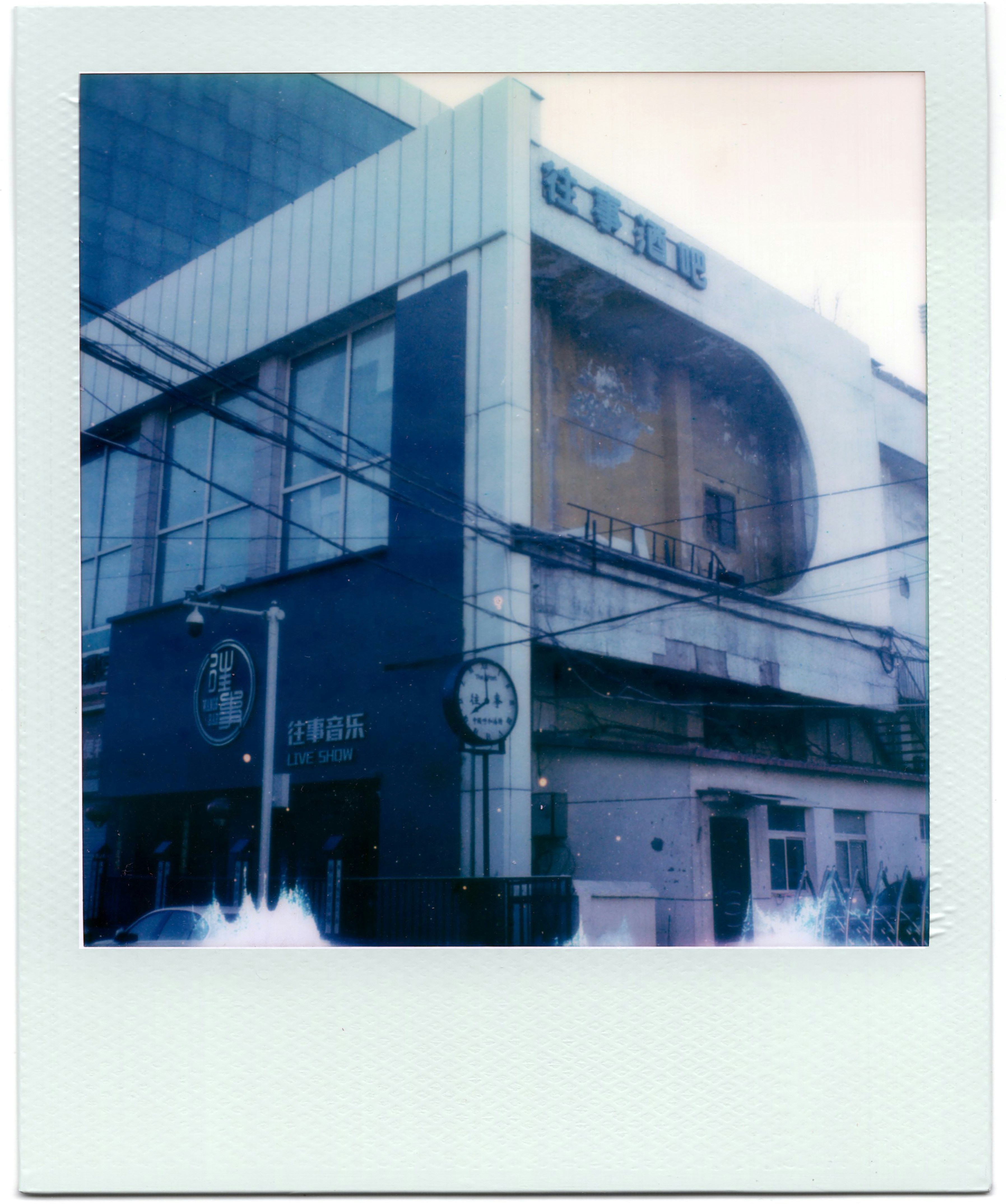 Modern building with glass facade and signage - 相关推荐