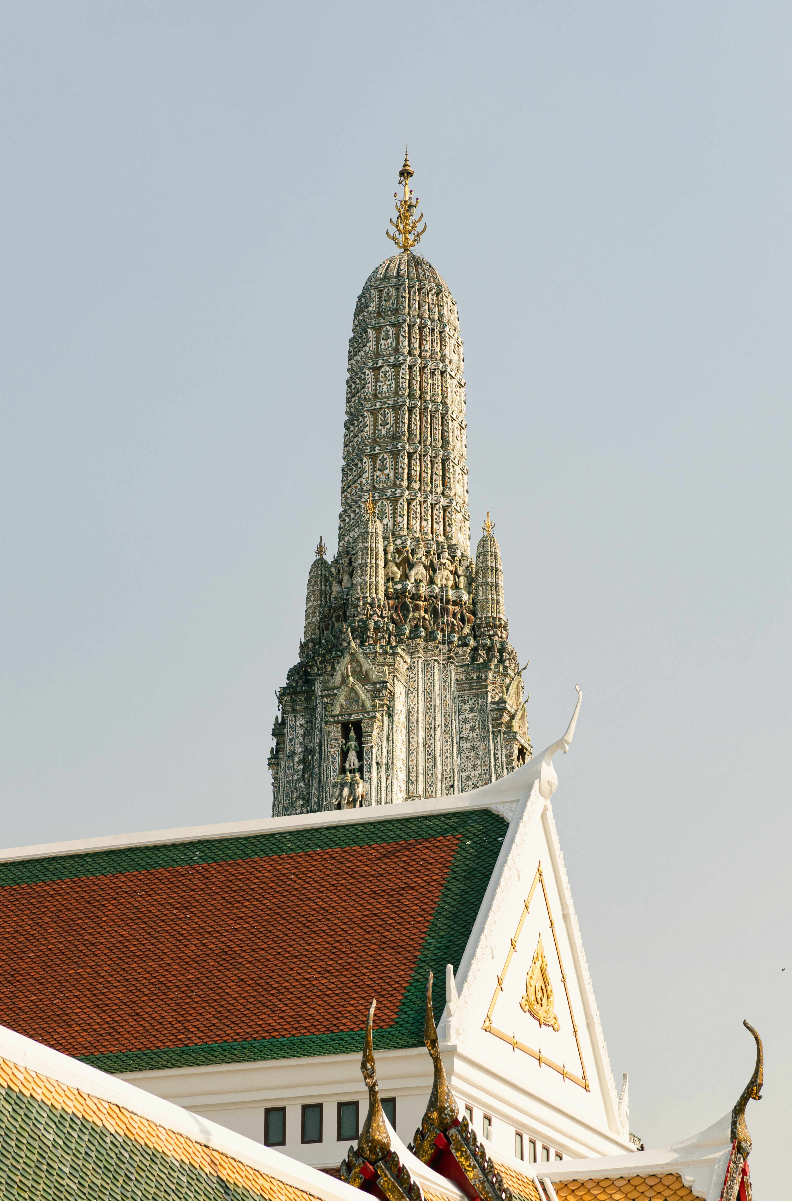 Aguja ornamentada de templo blanco contra un cielo despejado