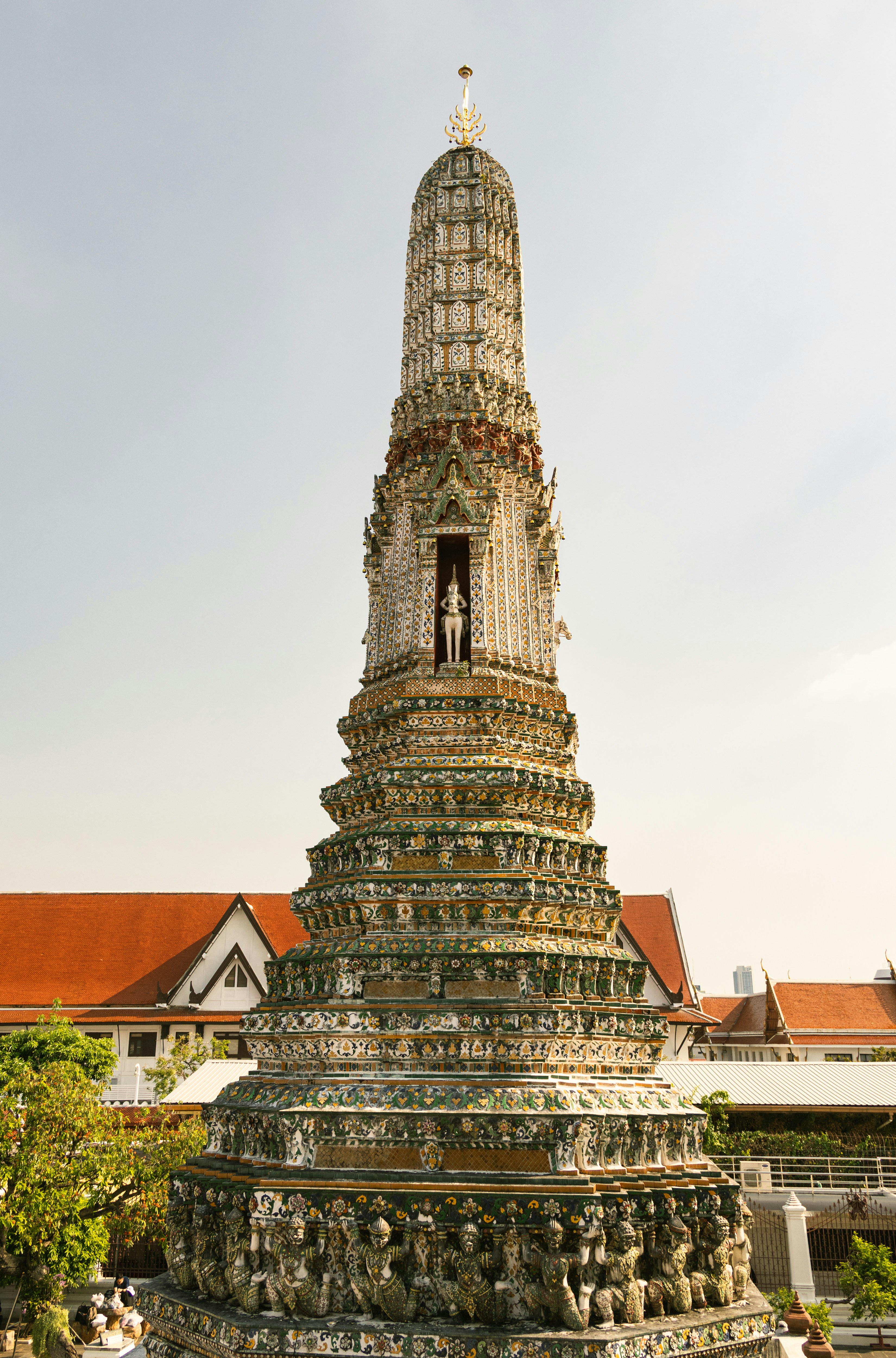Estupa ornamentada con intrincados grabados contra un cielo despejado