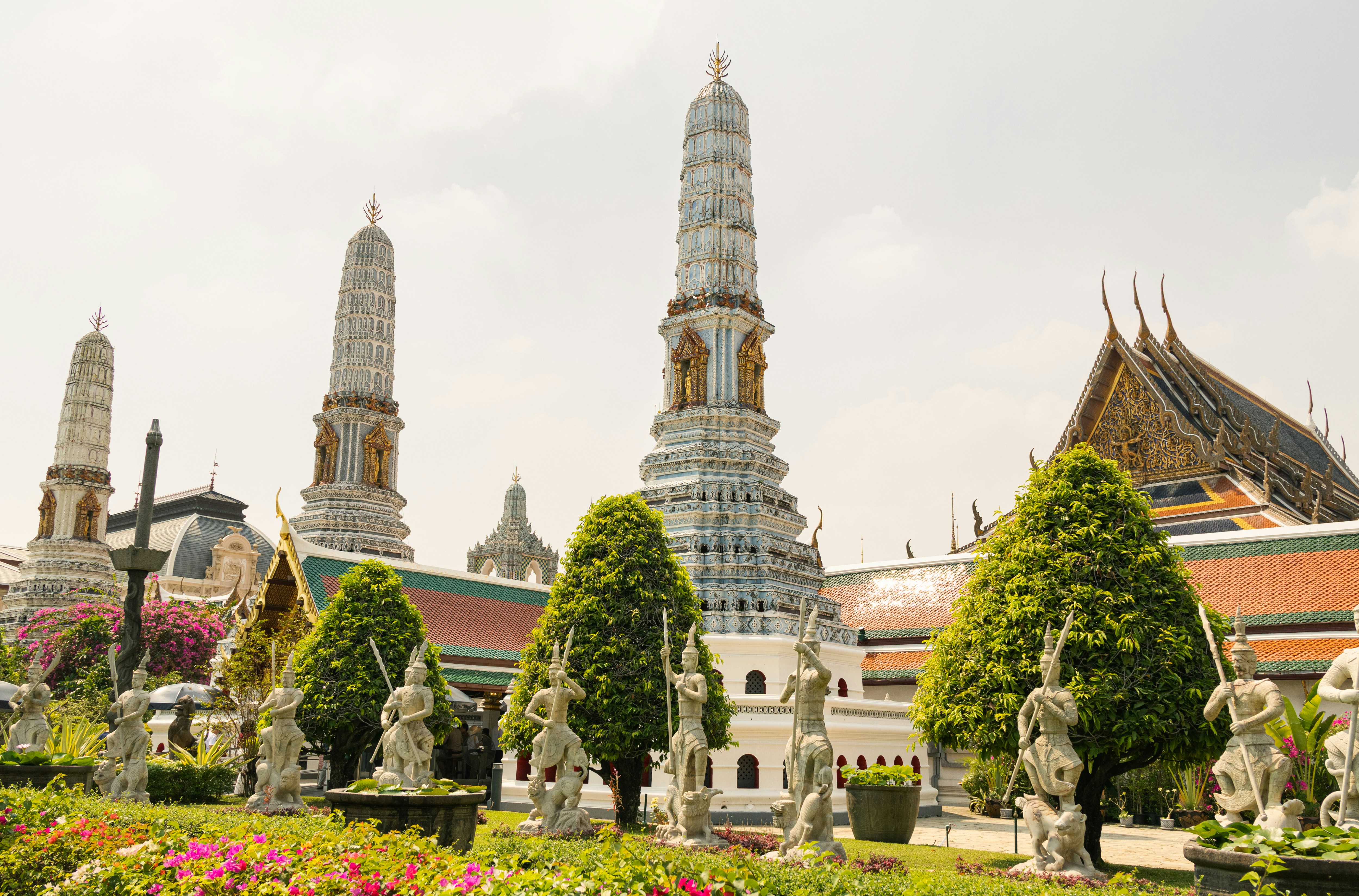 Complejo templario ornamentado con estatuas y jardines exuberantes