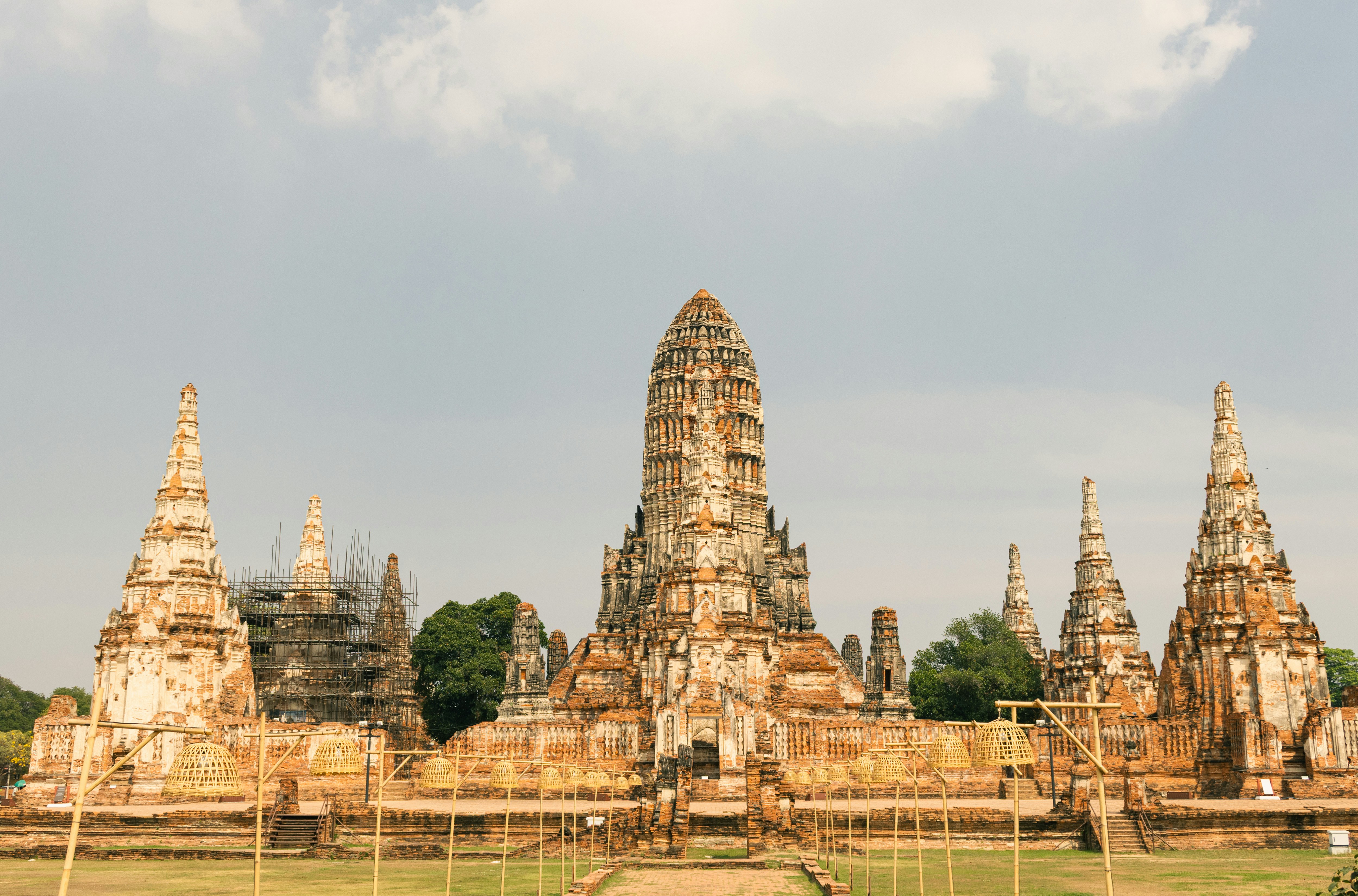 Ruinas de antiguos templos bajo un cielo brumoso