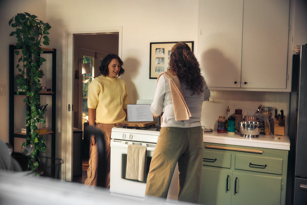 Personas preparando alimentos en una cocina